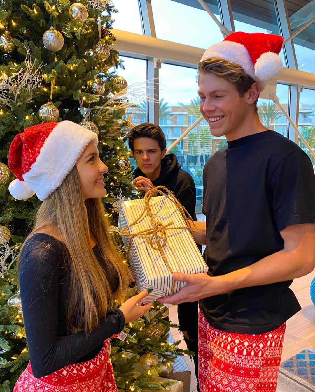 Brent Riveraさんのインスタグラム写真 - (Brent RiveraInstagram)「Ben asked my sister to take cute holiday pictures with him, so I joined as well ❤️ #ThirdWheel」12月22日 16時54分 - brentrivera