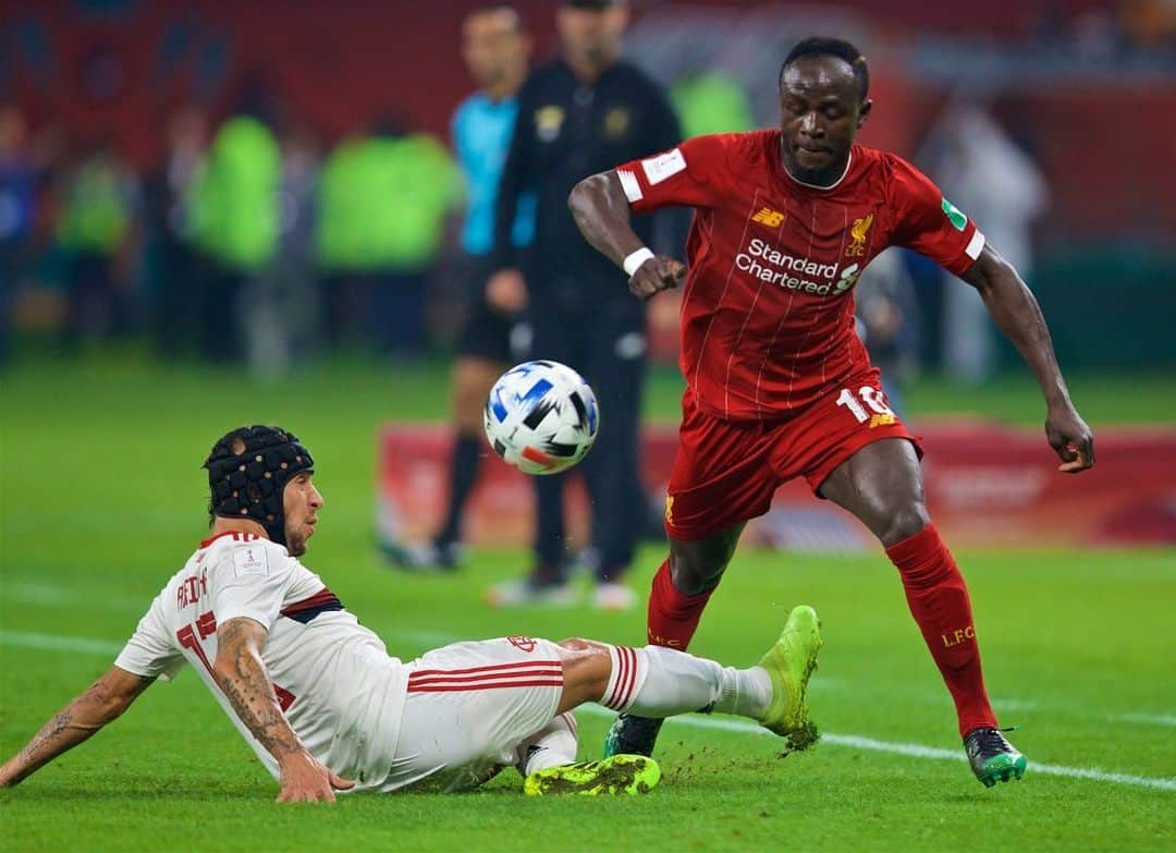 サディオ・マネさんのインスタグラム写真 - (サディオ・マネInstagram)「Naby asked me if this trophie for us ? Do we take it to Liverpool, I said yes then he  end up holding it with me  and started laughing. 😂💪 !! We are champion!! @keitanabydeco」12月22日 17時00分 - sadiomaneofficiel