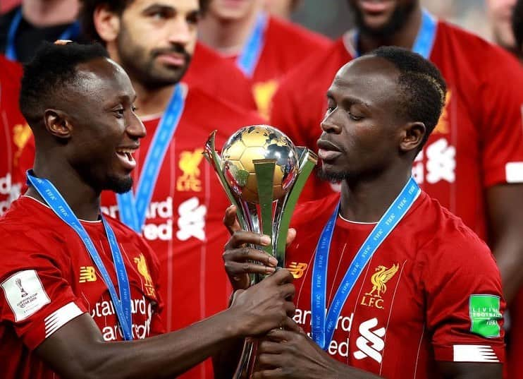 サディオ・マネさんのインスタグラム写真 - (サディオ・マネInstagram)「Naby asked me if this trophie for us ? Do we take it to Liverpool, I said yes then he  end up holding it with me  and started laughing. 😂💪 !! We are champion!! @keitanabydeco」12月22日 17時00分 - sadiomaneofficiel