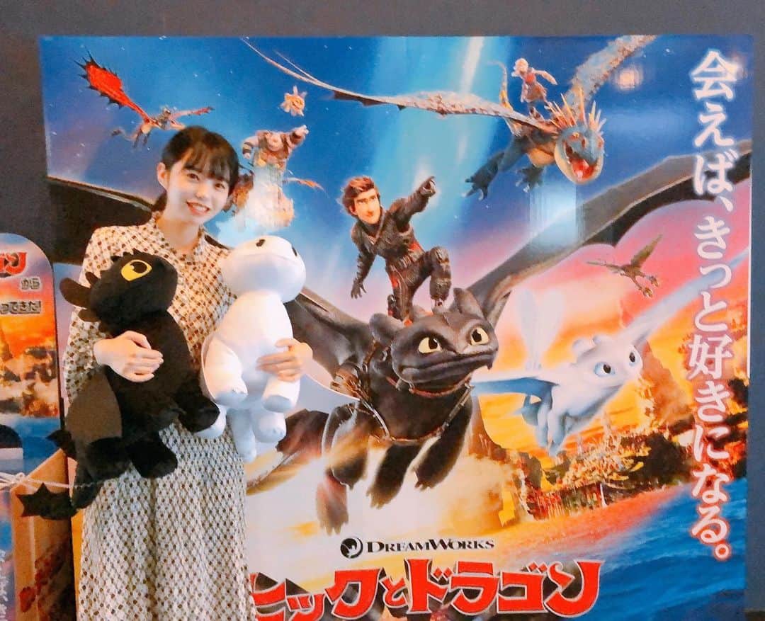 のインスタグラム：「昨日『ヒックとドラゴン聖地への冒険』を観に行きました。 ''傑作''って言葉では言い足りないくらい、本当に大好きな作品。。 もっともっとこの作品が日本でも愛されればいいのにと心から思う。  わんちゃんや猫ちゃんを飼っている方や、動物好きは特に、好きになってくれるはず。。！ 映画の冒頭でヒックとドラゴン1、2のダイジェスト映像も流れる親切な作りでしたが、事前に全編見てから行くとより良いと思います…！ ほんとにおすすめ〜〜 基本的に好きなものは独占したいんだけど(笑) これは本当に広まってほしい〜〜！！ グッズもいっぱい買えた☺️☺️ Tシャツがなかなか売ってないみたいで…買えて嬉しすぎる。。。 #ヒックとドラゴン #ヒックとドラゴン3 #ヒックとドラゴン聖地への冒険 #ドリームワークス #dreamworks #おすすめ映画  #movie #動物好き」