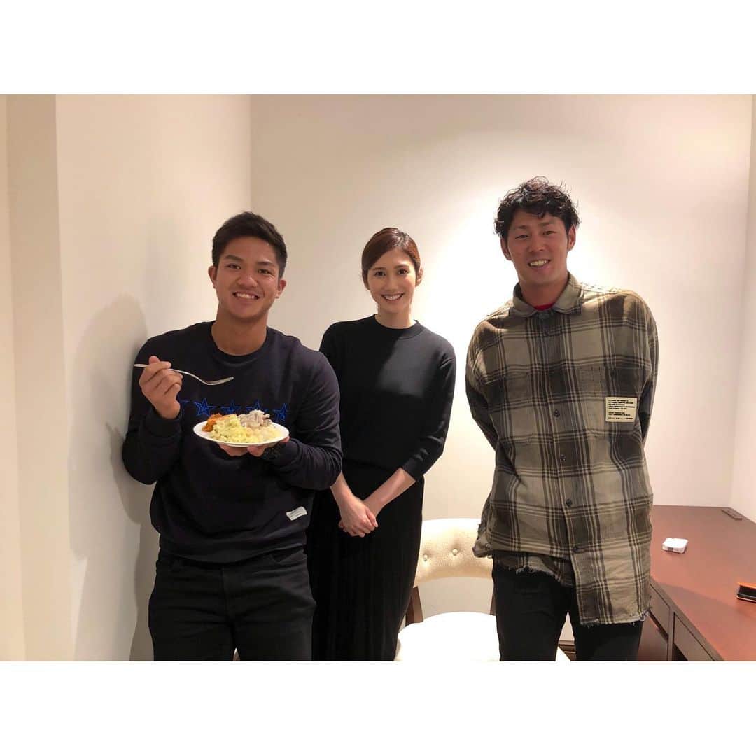 春輝のインスタグラム：「立岡宗一郎選手&田中俊太選手 lunch meeting 2019お疲れ様でした！ . . 初めはとても緊張しましたが、私自身も楽しく司会をさせていただきました✨ 終わってモグモグタイム中にすいません😂 . . 夜の部も素敵な会になりますように😊  #立岡宗一郎 選手#田中俊太 選手 #読売巨人軍#GIANTS#ジャイアンツ#巨人 #NPB#プロ野球#セリーグ#baseball #春輝#haruki」