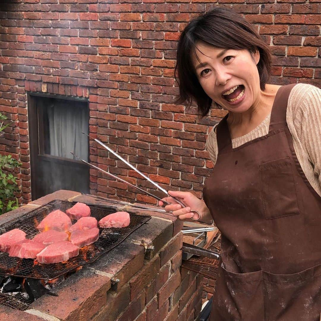 モモコさんのインスタグラム写真 - (モモコInstagram)「先日のエミちゃんとこのピザパーティ🍕 食べまくりました〜💕💕 【S.MOMO年末年始お休みのお知らせ】 10月25日のオープンより休みなしで開けてきたS.MOMOですが、年末年始12月28日〜1月６日まで、お休み頂きます。 そして、12月21日（土）から冬場の営業時間を11時〜18時とさせて頂いてます！ よろしくお願いします😊」12月22日 17時15分 - highheel_momoko