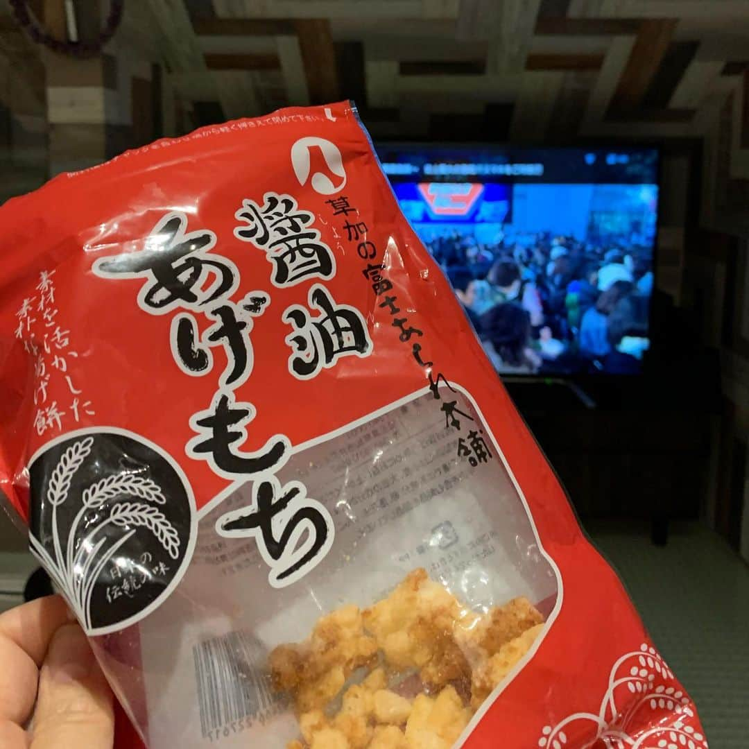 橋本志穂さんのインスタグラム写真 - (橋本志穂Instagram)「M1の敗者復活の録画を観ながら食べてる #醤油あげもち #富士屋 という草加の あられ屋さんのみたいだけど、 どこで買ったんだっけなー。 美味しい〜」12月22日 17時19分 - shihohashimoto3