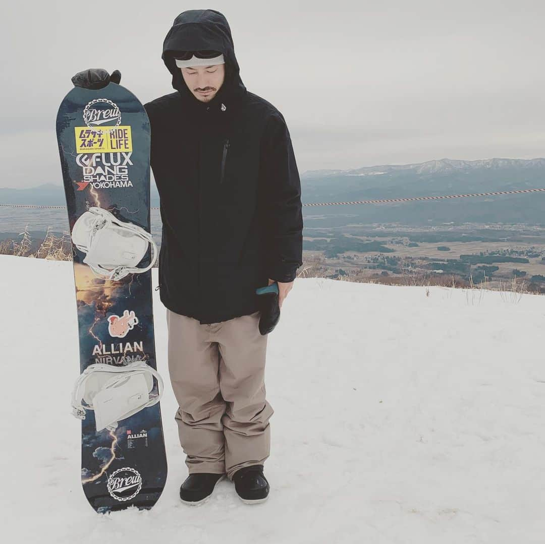 中村貴之さんのインスタグラム写真 - (中村貴之Instagram)「私の相棒です ALLIAN NIRVANA 154 @alliansnowboards  もうかれこれ12年ぐらい乗ってますなぁ👴 @toomuchworld 📸🙏」12月22日 17時19分 - taka_brew