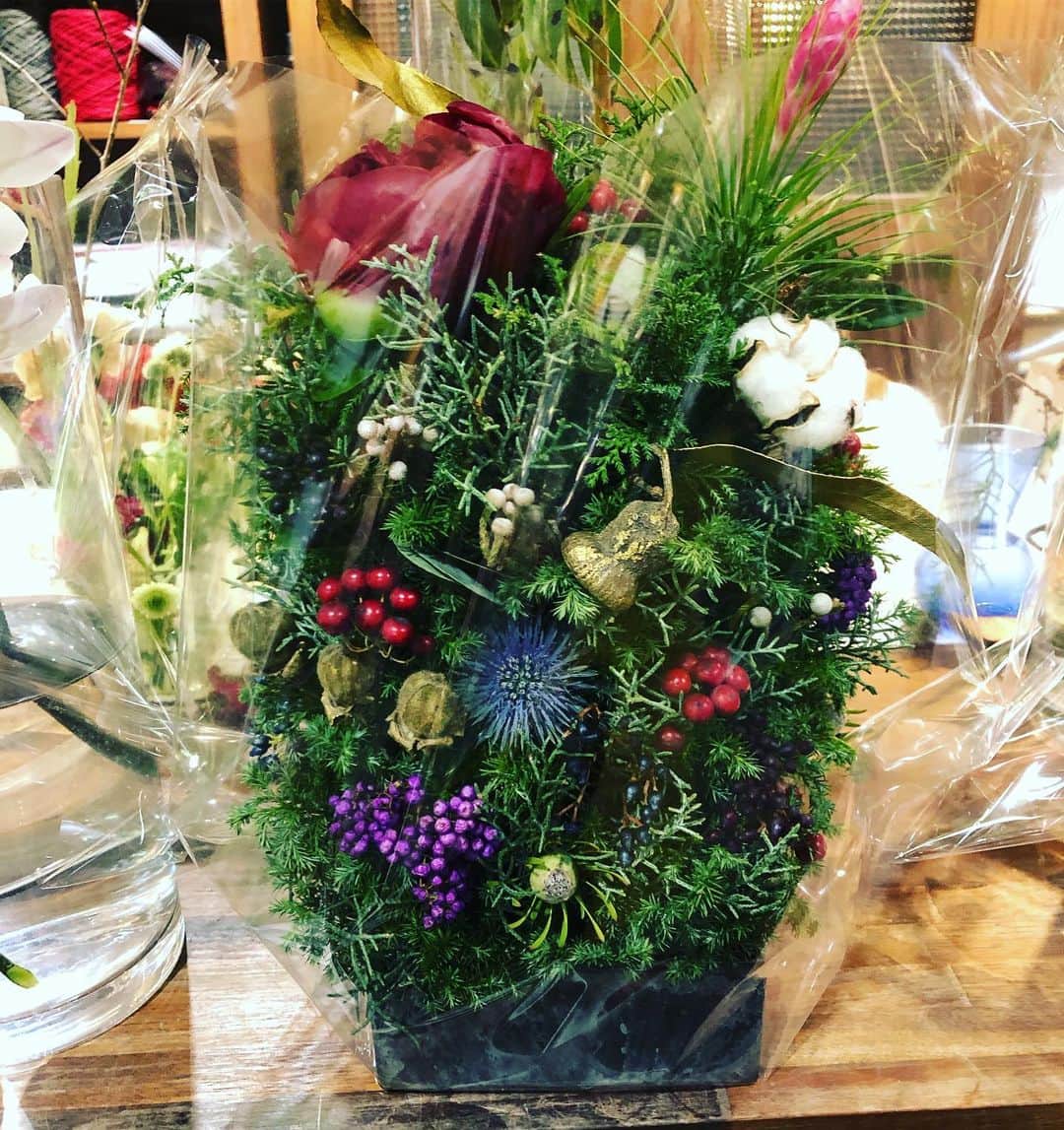 南早苗のインスタグラム：「お世話になっている方への年末のご挨拶用に作っていただいたお花のアレンジ✨表面はクリスマスツリー風🎄裏面はお正月飾り風🎍 とても喜んでいただけました❤️ なんともワクワクするアレンジをありがとうございました💗 #お花 #flower #hanamusubi #merrychristmas #happynewyear #今年一年の感謝を込めて」
