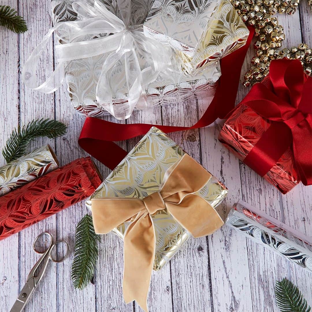 ローラアシュレイのインスタグラム：「Not long now! Christmas is almost upon us. Whose day is going to be spent wrapping those last few Christmas gifts?」