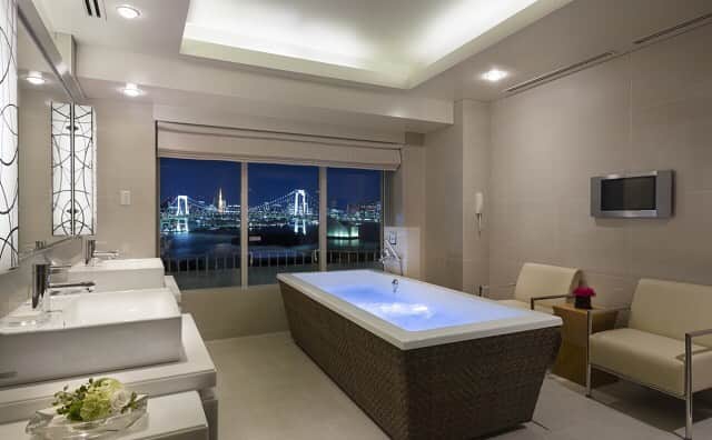 Hilton Tokyo Odaiba ヒルトン東京お台場さんのインスタグラム写真 - (Hilton Tokyo Odaiba ヒルトン東京お台場Instagram)「本日は冬至☃️ 柚子を浮かべたお風呂に入ると風邪をひかないと言われております🍊  写真はスイートのバスルーム🛁 お台場の夜景を眺めながらゆっくりお過ごしいただけます⭐️ https://www.hiltonodaiba.jp/rooms/royalgarden_suite  #hiltontokyoodaiba  #suiteroom  #bathroom  #view  #ヒルトン東京お台場 #冬至」12月22日 17時42分 - hilton_tokyo_odaiba