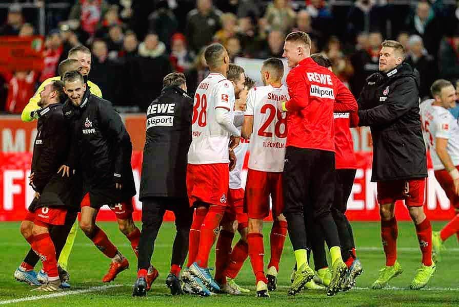 マルコ・ヘーガーのインスタグラム：「Schöne Feiertage 🎅🏼 und einen guten Rutsch 🎆 #effzeh #köln #liebedeinestadt #blessed #positivity #merrychristmas #familytime #mh6」