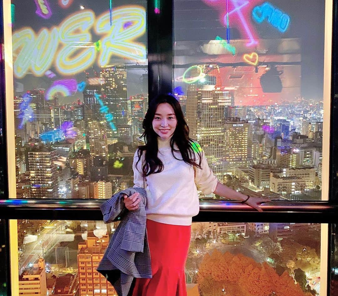 のインスタグラム：「期間限定でやっているプロジェクションマッピングを見に久しぶりの東京タワーへ登ってきました🗼 夜景を見ながら窓ガラスにプロジェクションマッピングが映るから、一度で二度楽しめてなんだかワクワクした✨天井にもイルミネーションが輝いてて窓に写り込んで素敵だったな😚🌌 デートに絶対おすすめ🥰🥰🥰 2月11日までやってるみたい！  そしてやっぱり外から見る東京タワーは別格🗼いつ見ても大好き。 . #イルミネーション #プロジェクションマッピング #tokyotower #夜景 #東京タワー #tokyotower_official #タイアップ」