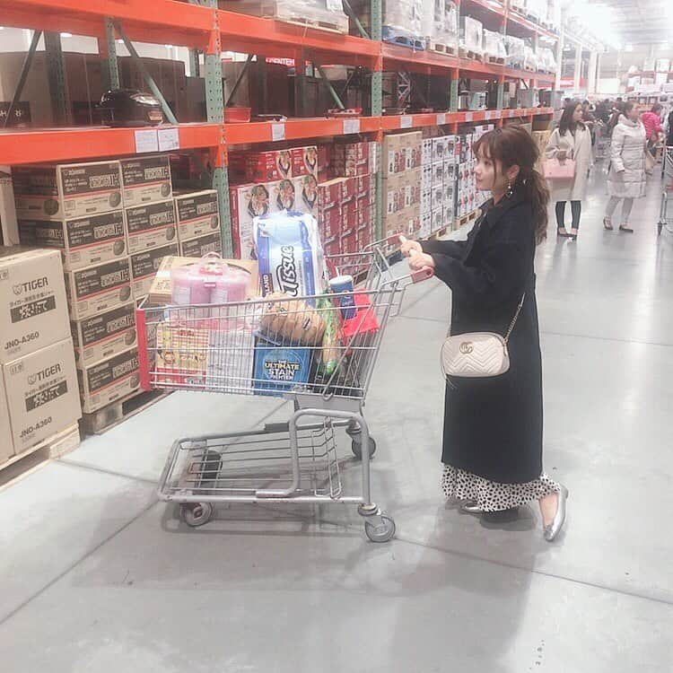 畠中清羅 さんのインスタグラム写真 - (畠中清羅 Instagram)「_  久しぶりのcostco へ🐥💛 .  沢山買って帰ってきた𓂃𓈒𓏸 .  この写真おちびが際立つなぁ🥱 .  今日はお友達家族と忘年会♡ .  みんなも今の時期は 忘年会シーズンかなぁ🌈🌈」12月22日 17時38分 - seira_hatanaka