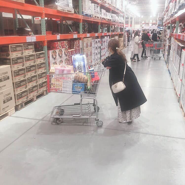 畠中清羅 さんのインスタグラム写真 - (畠中清羅 Instagram)「_  久しぶりのcostco へ🐥💛 .  沢山買って帰ってきた𓂃𓈒𓏸 .  この写真おちびが際立つなぁ🥱 .  今日はお友達家族と忘年会♡ .  みんなも今の時期は 忘年会シーズンかなぁ🌈🌈」12月22日 17時38分 - seira_hatanaka