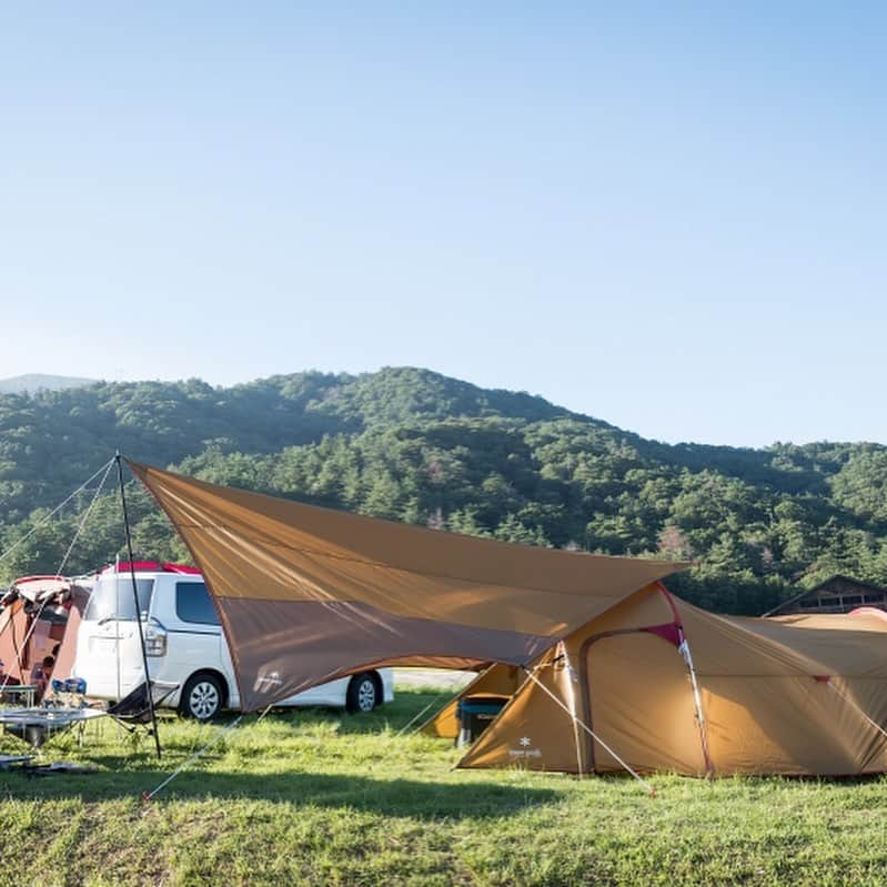 キャンプ情報サイト［ランタン］さんのインスタグラム写真 - (キャンプ情報サイト［ランタン］Instagram)「CAMP SMILE STYLE ／ スノーピークのエントリー パックTTで初キャンプ！ ＼ いろんなキャンパーのキャンプスタイルを現地取材と一般キャンパーからの投稿で数多く掲載してます。 . . 詳しくは @lantern.camp  webサイトをご覧ください . . #camp #camping #outdoor #travel #trip #lantern_smile #nature #キャンプ #キャンプ用品 #アウトドア #テント #自然 #旅行 #キャンプ初心者  #キャンプ好きな人と繋がりたい #マキノ高原キャンプ場 #スノーピーク #ジカロテーブル #ハリケーンランタン #ヴォールト #エントリーttパック #soto #ファミリーキャンプ」12月22日 17時50分 - lantern.camp