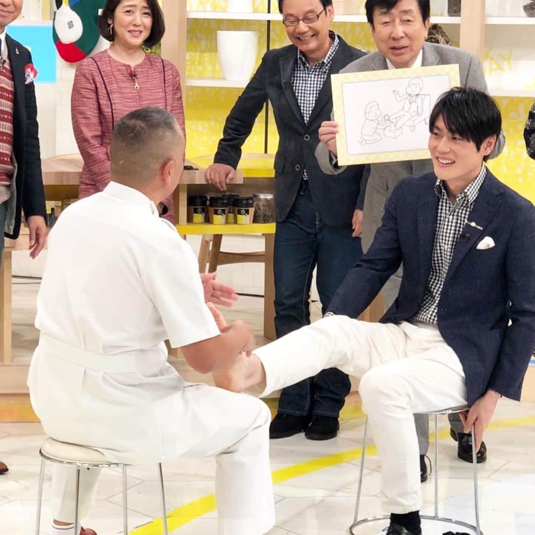 のインスタグラム：「2019年最後のシューイチ！ 放送終了後、足ツボマッサージを体験🦶 あまりの痛さに体が勝手に拒絶😭 ただ終わったあとは不思議と体が軽くなりました^_^ 2019年もシューイチをご覧頂きありがとうございました😊 2020年は1月1日から放送します！ 来年も宜しくお願い致します！  #シューイチ #マッサージ #痛い　#気持ちいい」
