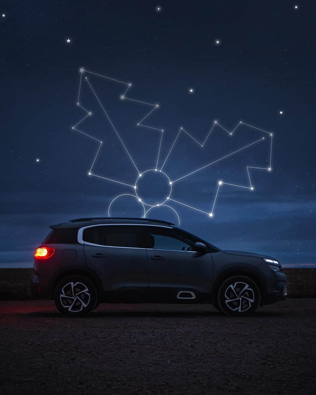 のインスタグラム：「イルミネーションが美しいのは、街中だけではありません。 📸 @justartinn #Citroën #C5AircrossSUV #Holidays #HolidaySeason #MagicInTheAir #Stars #Constellation #CarsOfInsta #Adventure #ChristmasSpirit #Sky」