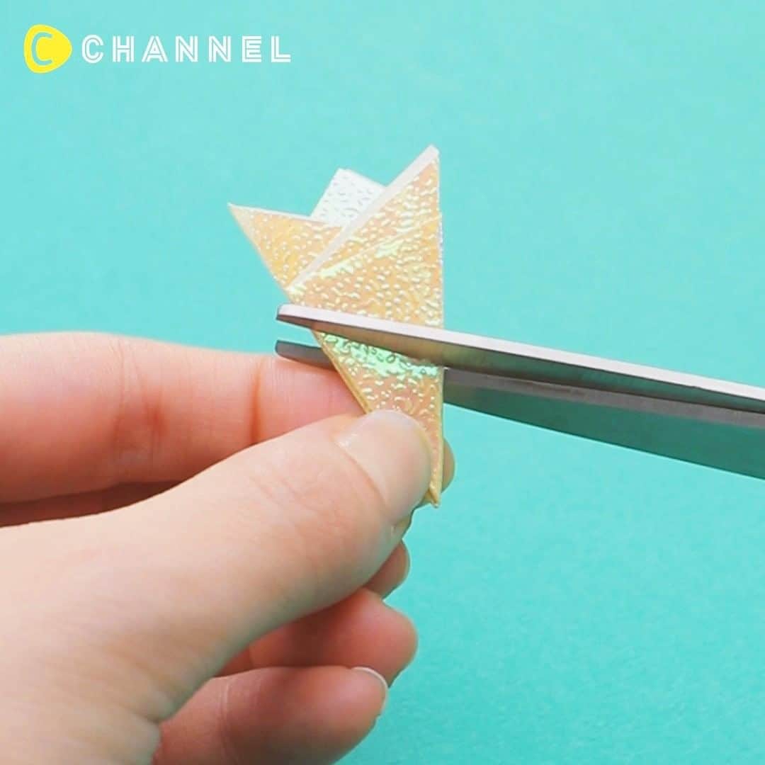C CHANNEL-Art&Studyのインスタグラム：「A Japanese Christmas🎄DIY Origami Tree Earrings キラッと冬の輝き♡折り紙ツリーピアス . 🎨Follow me👉 @cchannel_artandstudy 🎵 💡Check👉 @cchannel_girls 🎶 📲C CHANNELのアプリもよろしくお願いします💕 . [What You Need] ・Favorite origami ・ LED-UV craft resin coating solution ・ UV lamp ・ Double hole pearl (Large × 2, Small × 3) ・ 9 pins ・ Glass dome ・ Crystal Stone Mix ・ Earring hook . [Steps] 1. Fold origami into a star shape and fold it into three pieces of different sizes. (See video for how to make) 2. Coat origami folded in a star shape with LED-UV craft resin coating solution. 3. Harden. 4. Make a hole in the center of the star and pass 9 pins. 5. Pass the pearl and star-shaped origami alternately. 6. Put the crystal stone mix in the glass dome and fix the lid with resin. 7. Attach the glass dome to the 9 pin. 8. Cut the tip of the 9 pin and finally connect it to the pierced hook with a circle part. . 折り紙のクリスマスツリーをレジンで固めてアクセサリーに!  繊細な紙の質感も残しながら、冬の輝きもプラスしました♡ . 【用意するもの】 ・好みの折り紙 ・LED-UVクラフトレジンコーティング液 ・UVランプ ・両穴パール（大×2、小×3） ・9ピン ・ガラスドーム ・クリスタルストーンミックス ・ピアスフック ・丸ヤットコ . 【作り方】 1. 折り紙を星型に、大きさ違いで3つ分折る。（作り方は動画を参照） 2. 星型に折った折り紙を、LED-UVクラフトレジンコーティング液で両面コーティングする。 3. 硬化させる。 4. 星型の中心に穴を開け、9ピンを通す。 5. パールと星型の折り紙を交互に通していく。 6. ガラスドームにクリスタルストーンミックスを入れ、蓋をレジンで固定する。 7. 9ピンにガラスドームをつける。 8. 9ピンの先をカットし、丸ヤットコでピアスフックと繋げて完成。 . 折り紙は文房具ショップや100円ショップ、パーツは東急ハンズやパーツ専門店、ネットで購入できます。 . . #christmastreedecorations#christmasjewelry#origamiart#origamiwork#origami3d#origamijewelry#origamicraft#origamiearrings#handmadeaccessory#handmadejewelry#handmadechristmas#christmasaddict#handmadecrafts#jewelryaddict#jewelryaddicted#jewelrycraft#instacrafts#jewelrymaking#handmadeearrings##diyvideos#earringaddict#craftideas#クリスマスアクセサリー#christmasaccesories#christmas#christmastree#winterjewelry#クリスマスツリー#cchanDIY」