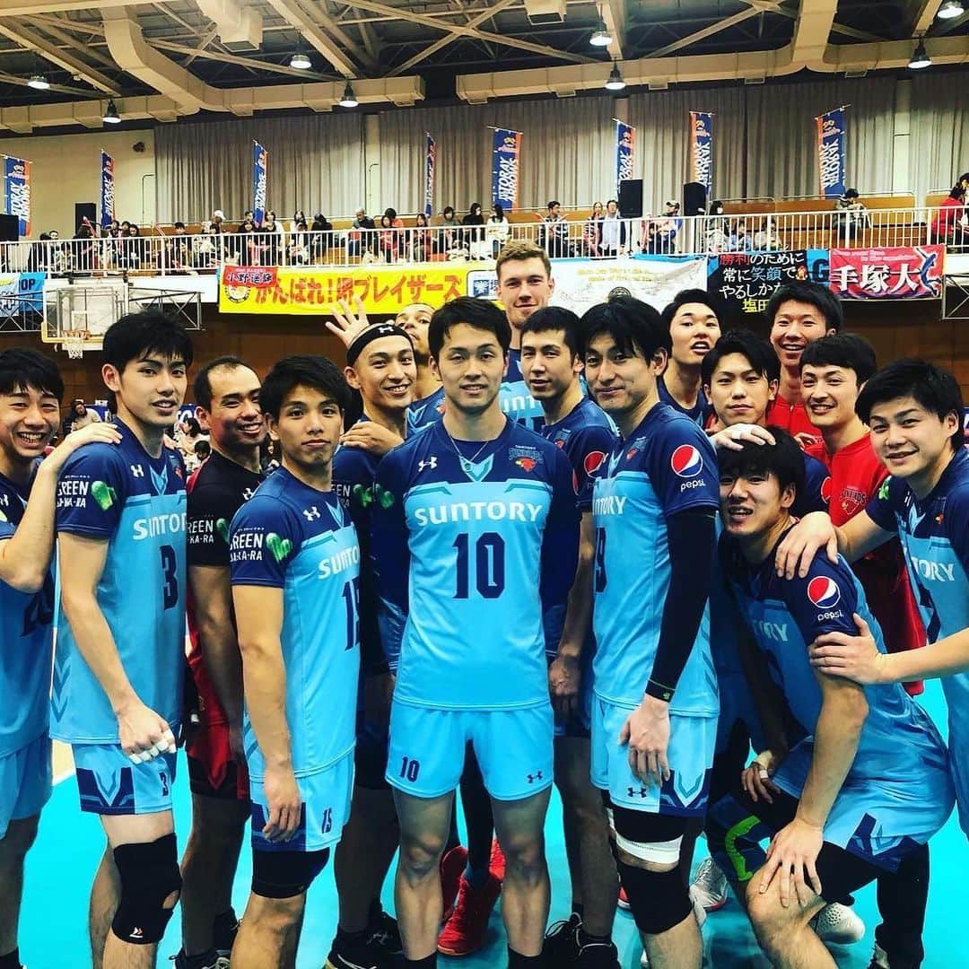 喜入祥充のインスタグラム：「2019年を勝ちで締めくくれました！ 応援ありがとうございました♪ 今シーズン、初サーブ入ってよかった。笑  #サンバーズ #10勝目 #11勝目」