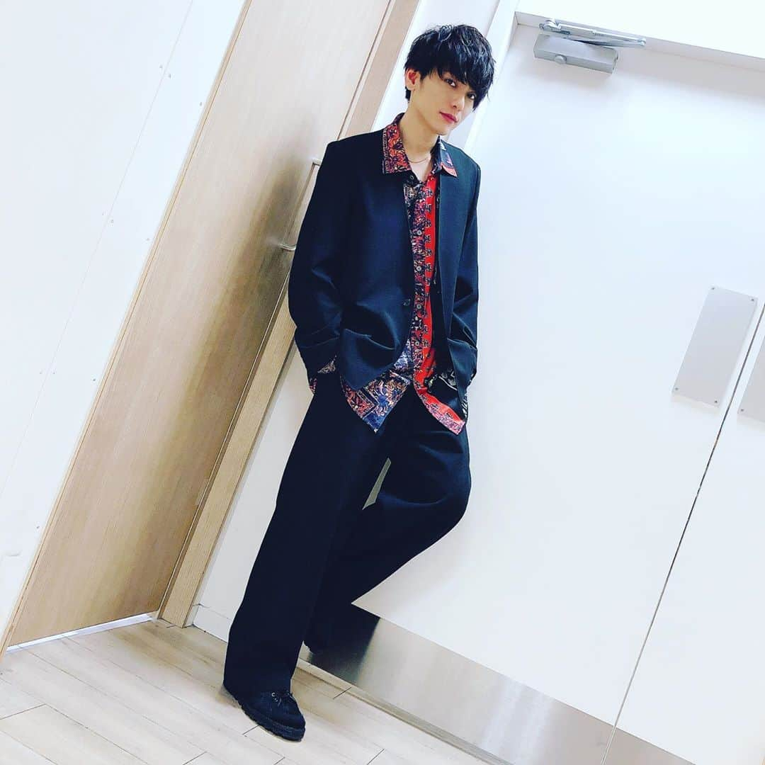 鍵本輝さんのインスタグラム写真 - (鍵本輝Instagram)「ちょい悪なの！？ この服を着てると「ちょい悪だねぇ！！」とすごく言われた👣 クローゼットが広い家なら、こういうセットアップを集めたいね^ ^ #Lead #輝」12月22日 18時01分 - lead_akira