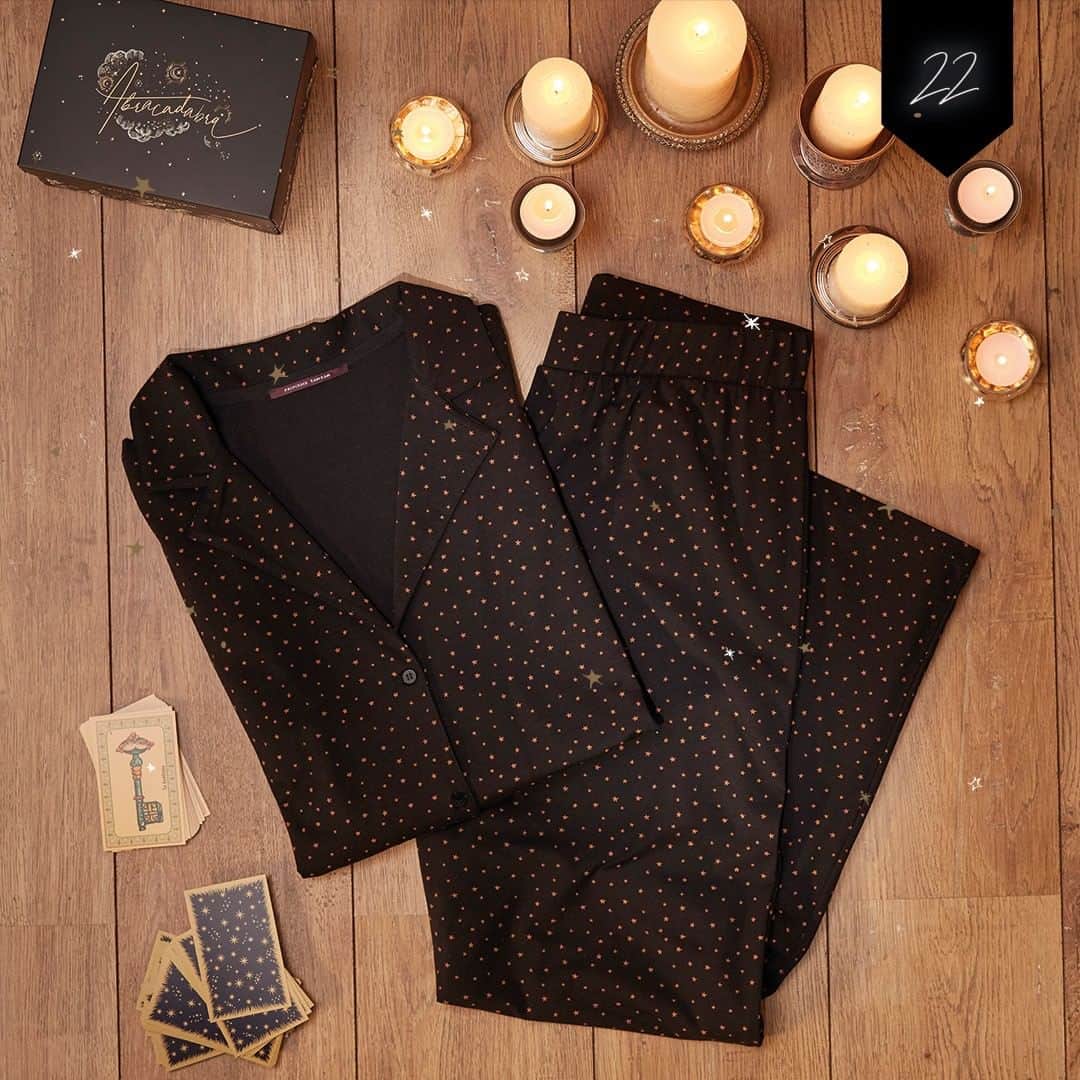 のインスタグラム：「[CONCOURS TERMINÉ] 🎁calendrier de l'avent 🎁  Pour tenter de remporter ce pyjama en flanelle tout doux, tout chaud ! 🎄suivez notre compte @princessetamtam 🎄likez ce post et invitez 2 personnes à participer 🎄dites-nous en commentaire si pour le réveillon vous êtes plutôt soirée déguisée 🎭ou soirée karaoké 🎤  Tirage au sort demain à 18h. Dans la limite des stocks disponibles. #princessetamtam #noelmagique #calendrierdelavent」