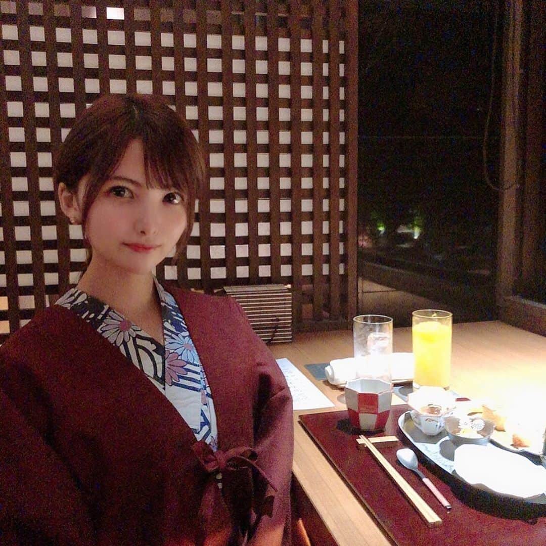 岡田栞奈のインスタグラム：「夜ご飯は大好きな懐石料理❤️ 私好みの味付けで今年食べた中でもかなり上位☝️🌟 味だけじゃなくて 目で楽しませてくれるお料理って いいよね😚 家でも真似したい盛り付け✨  御馳走様でした❣️ #温泉巡り #熱海 #熱海ふふ  #夜ご飯 #懐石料理 #浴衣女子」