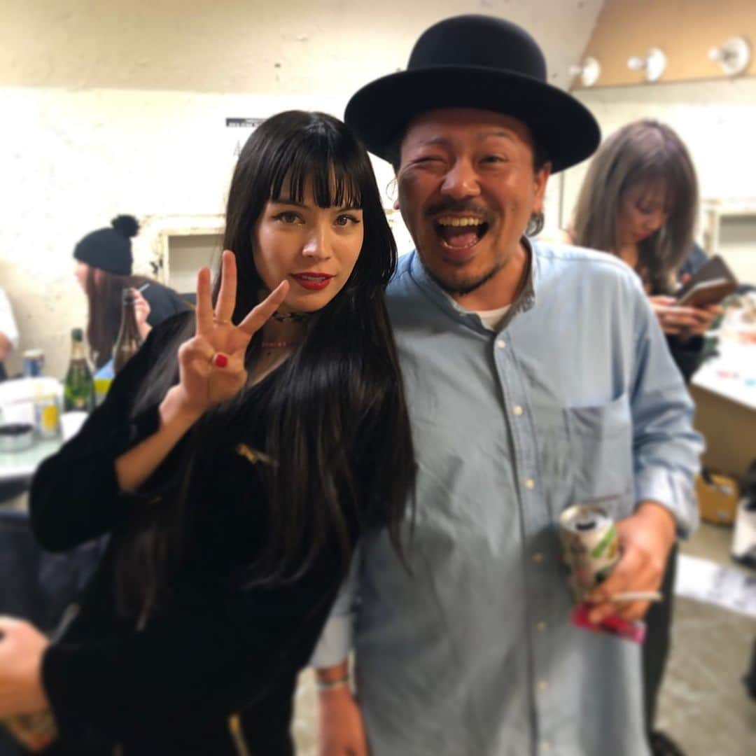 シーサーのインスタグラム：「・ ・ LEARNERSでレッツらぷーぷー♬  ナイスサタデーナイトでした！ LEARNERSのみんないつもありがとうございます!! サラちゃんの3ピースは ボクの顔がサラちゃんの3倍ってサインです。  来年に向けてもっと大きくなるように 頑張っていこうと思います◎ ピス！  #ラーナーズ #theskaflames #大忘年会 #渋谷クアトロ #顔が大きいのが売りだよ」