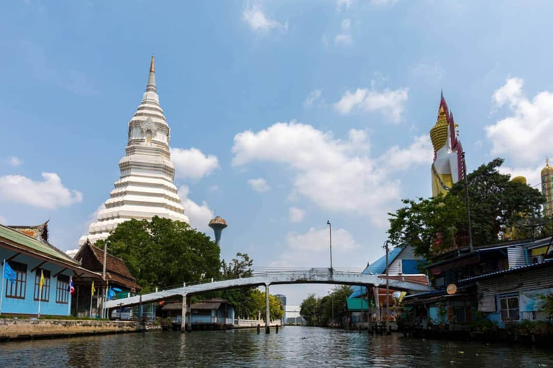 タイ国政府観光庁さんのインスタグラム写真 - (タイ国政府観光庁Instagram)「⠀ ／⠀ 🇹🇭タイでどこ行く❓何する❓⠀ 今月のオススメは...😎✨⠀ ＼⠀ ⠀ 📍バンコク⠀ 🌟今週のテーマ：今注目のスポット⠀ ⠀ 今月はバンコク特集✨⠀ 今週の注目スポットは、フォトジェニックな寺院としてSNSで話題の「ワット・パークナム」🙏✨⠀ ⠀ 「ワット・パークナム」はバンコク郊外の下町に佇む白亜の寺院で、本堂にはエメラルド色の仏塔がたたずみ、天井には鮮やかな仏伝画が描かれていて神秘的💚💙⠀ ⠀ MRT（地下鉄）の延伸に伴って、バンコク都心から電車でも訪問できるようになりました🚃⠀ アクセスはMRTの最寄駅バーンパイ駅から徒歩10分🚶💨⠀ ⠀ #タイ #バンコク #ワットパークナム #ワットパクナム #タイ寺院 #お寺巡り #フォトジェニック #インスタ映え #こんなタイ知らなかった #もっと知りタイ #タイ旅行 #バンコク旅行 #ファインダー越しの私の世界 #旅好きな人と繋がりたい #旅行好きな人と繋がりたい #thailand #bangkok #watpaknam #temple #amazingthailand #thailandtravel #thailandtrip #thai #thaistagram #lovethailand ⠀ ⠀ #genic_thailand #tabijyomap_thailand」12月22日 18時04分 - amazingthailandjp