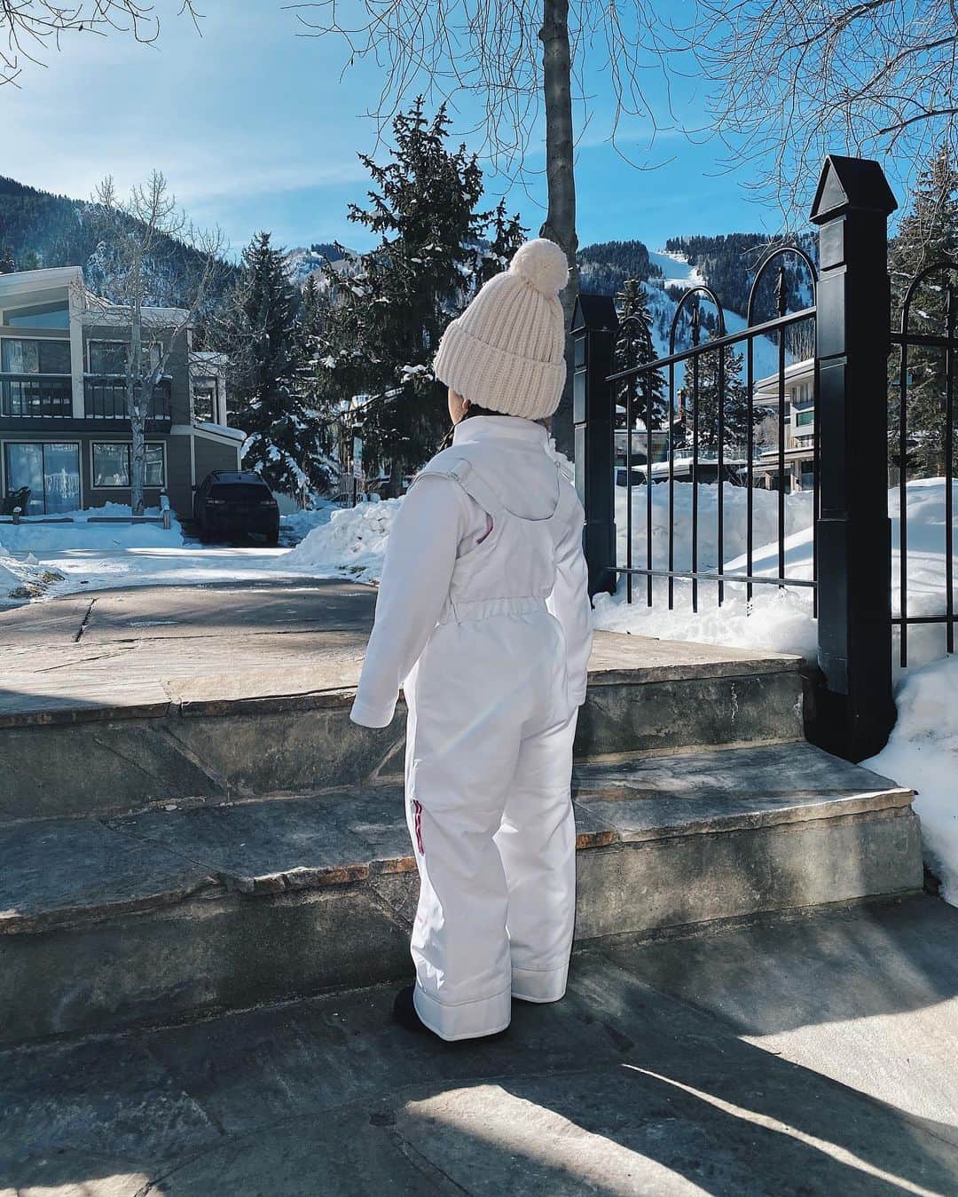 翁安芸さんのインスタグラム写真 - (翁安芸Instagram)「Ready for Skiing🎿❄️ 明日からの初のスキースクールが楽しみな娘。今日はどんな感じか少し見学に行ってきました🐰💓 #aspen #skikids #startingtomorrow #アスペン」12月22日 18時05分 - akinyc
