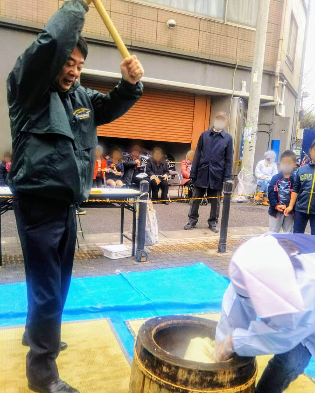 海江田万里さんのインスタグラム写真 - (海江田万里Instagram)「今年も余すところ一週間あまり、各地で餅つき会が行われています。 開催時間が重なるため、一つの身では行く所も限られるのが残念ですが、今日は新宿区の会場を中心に回りました。皆さん、お世話になりました。  #立憲民主党　#衆議院議員　#海江田万里　#餅つき大会」12月22日 18時16分 - kaiedabanri