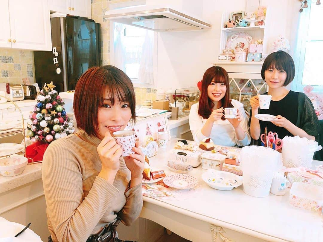 塚田綾佳さんのインスタグラム写真 - (塚田綾佳Instagram)「#ポーセラーツ 教室🎀🎀 最後にケーキ🍰💗を頂けます💗 ・ みんなとお茶もできて たのしい(*´˘`*)♥ ・ 前回つくった クリスマスプレゼントみたいなプレートが完成したよ🐻❤️🎁🎅🌟 ・ ・ Le Ange(ル・アンジェ)  #ポーセラーツサロン #ルアンジェ @le_ange_salon ・ #ぽん散歩 #ハンドメイド #handmade #porselarts  #snsレンタル彼女  #彼女とデートなうに使っていいよ  #model #猫顔  #smile #girl  #shooting #셀카 #미소녀 #일본인  #非常好 #摄影 #塚田綾佳」12月22日 18時13分 - tsukada_ayaka