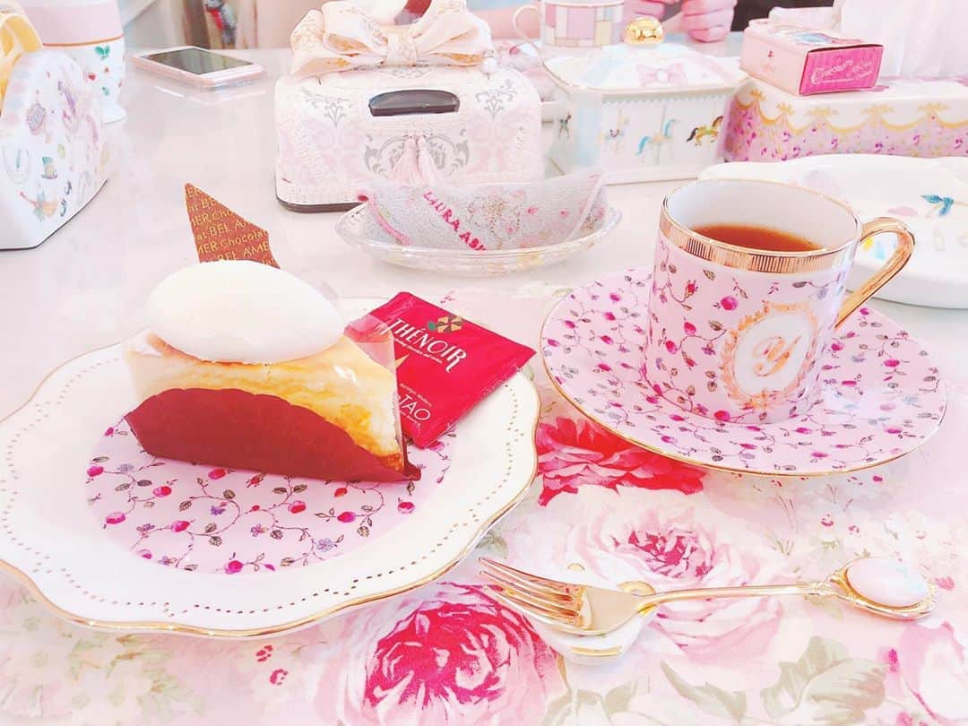 塚田綾佳さんのインスタグラム写真 - (塚田綾佳Instagram)「#ポーセラーツ 教室🎀🎀 最後にケーキ🍰💗を頂けます💗 ・ みんなとお茶もできて たのしい(*´˘`*)♥ ・ 前回つくった クリスマスプレゼントみたいなプレートが完成したよ🐻❤️🎁🎅🌟 ・ ・ Le Ange(ル・アンジェ)  #ポーセラーツサロン #ルアンジェ @le_ange_salon ・ #ぽん散歩 #ハンドメイド #handmade #porselarts  #snsレンタル彼女  #彼女とデートなうに使っていいよ  #model #猫顔  #smile #girl  #shooting #셀카 #미소녀 #일본인  #非常好 #摄影 #塚田綾佳」12月22日 18時13分 - tsukada_ayaka