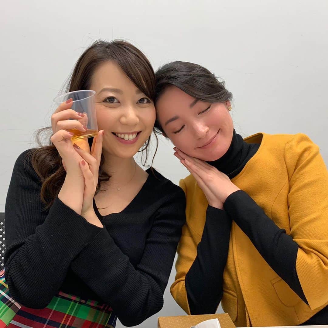 須黒清華のインスタグラム：「金曜日の「麻理子の部屋」❤️ . WBS終わりにコメンテーターさんと軽く飲みながら、世の中のあんなことやこんなことを語り合う時間です🍷 . この日のテーマは、大江さんと安田先生の学生時代、川柳、美容針… 政治経済を語ったと思ったら、みんなで美容針を体験して痛がって笑う💆‍♀️ 楽しく深みのある、大切な時間です🍀 #大江麻理子 さんの#麻理子の部屋 #wbs #ワールドビジネスサテライト #大江さん 顔が真っ赤💕 #安田先生 #北村まあさ」