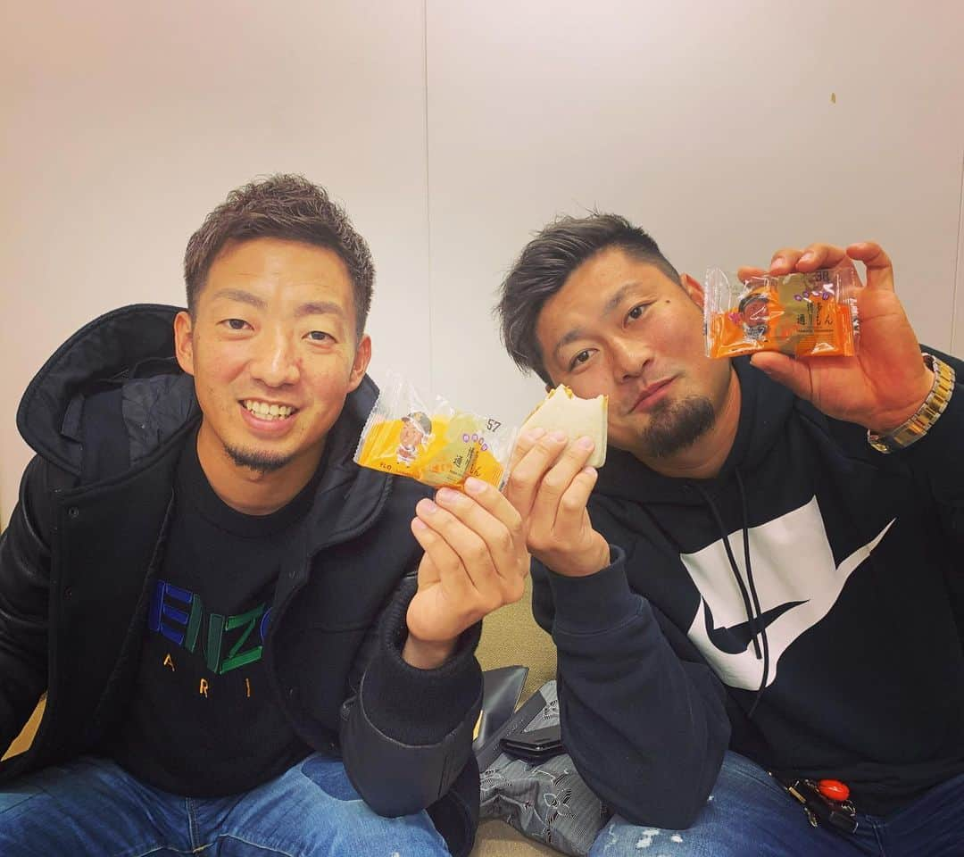 福岡ソフトバンクホークスさんのインスタグラム写真 - (福岡ソフトバンクホークスInstagram)「#オフのイベント #ヨドバシカメラ博多#トークショー #森唯斗#手にしているもの#全て#お腹の中に #嘉弥真新也#手にしているもの#森唯斗 の#お腹の中に #softbankhawks #ホークス #奪sh」12月22日 18時15分 - softbankhawks_official