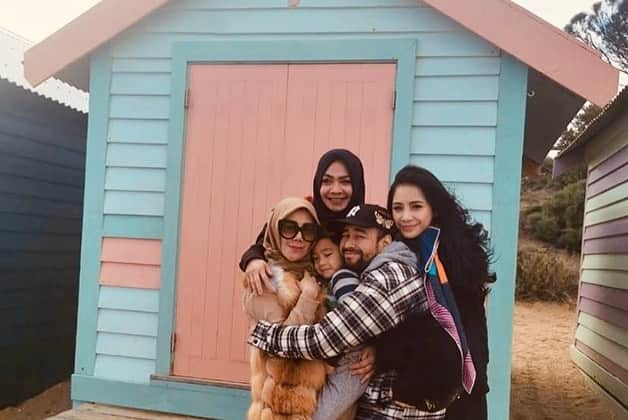 Raffi Ahmadさんのインスタグラム写真 - (Raffi AhmadInstagram)「Hari IBU ,.... Terimakasih untuk semua Wanita yang sudah menjadi IBU yang sudah berjuang untuk hidup dan mati untuk anak anaknya ❤️😇 Love You Forever 🙏 ( Slide sampe terakhir )」12月22日 18時17分 - raffinagita1717