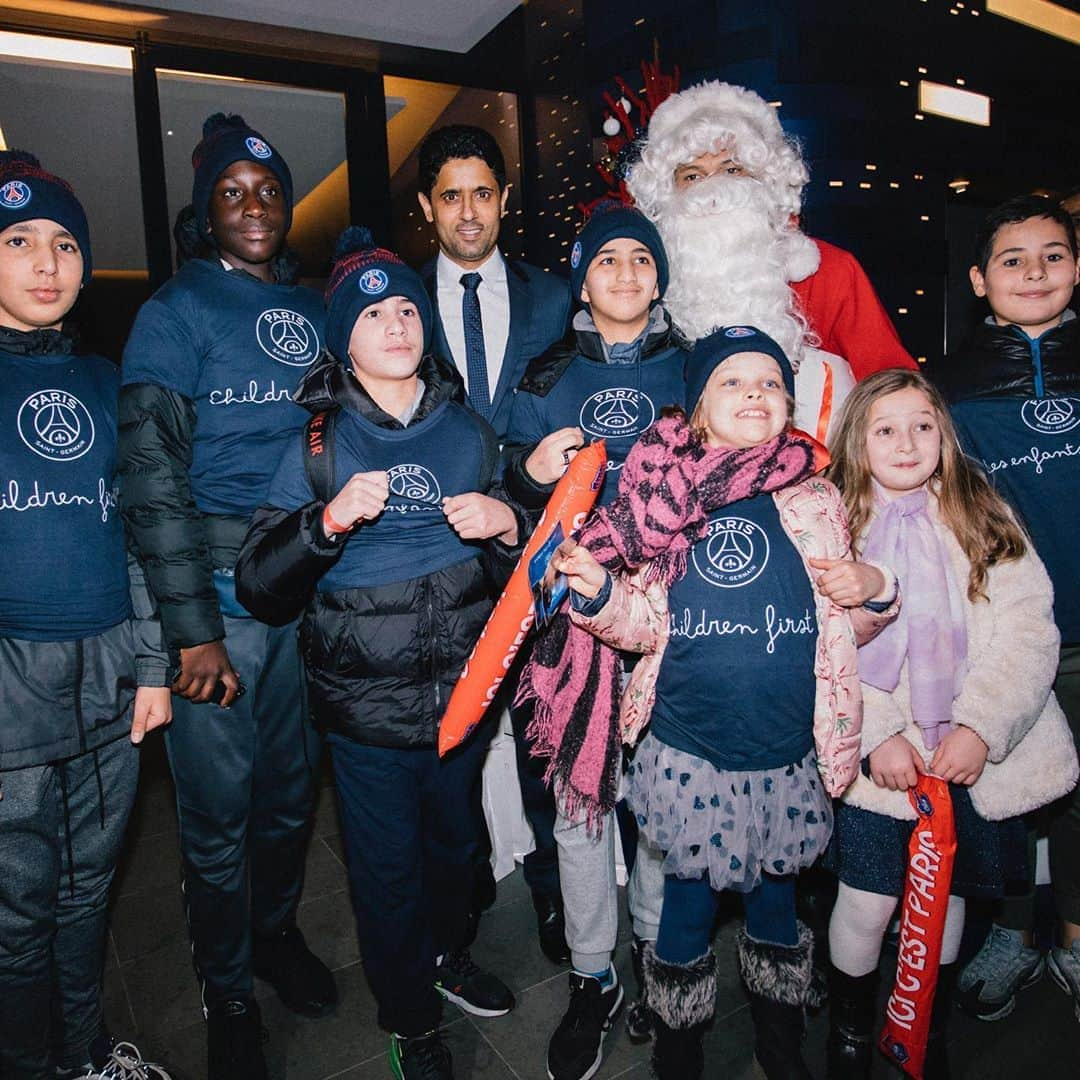 パリ・サンジェルマンFCさんのインスタグラム写真 - (パリ・サンジェルマンFCInstagram)「🎅🏻🎁 . When Nasser Al-Khelaïfi and @k.mbappe turn into Santa Claus for the foundation @psgchildrenfirst ❤️💙 Quand Nasser Al-Khelaïfi et Kylian Mbappé se muent en Père Noël pour les enfants de la Fondation @psgchildrenfirst ❤️💙 . #ICICESTPARIS #AllezParis #PSG #Paris #ParisSainGermain #ChildrenFirst #Christmas #Football #PSGASC」12月22日 18時19分 - psg