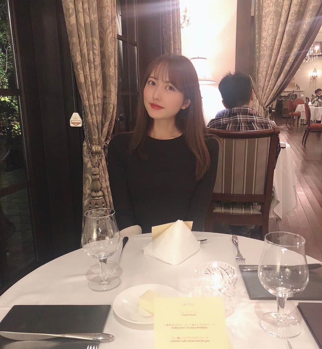 佐伯美香のインスタグラム：「10月の軽井沢🍁  お気に入りのホテルは↓☺︎ @legrand_karuizawaresort  2枚目のバナナケーキは #カフェラフィーネ さんです💐」