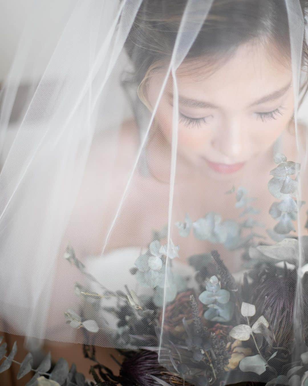 Photopla+（ フォトプラ ）さんのインスタグラム写真 - (Photopla+（ フォトプラ ）Instagram)「@photopla_weddingをフォローして、 『#フォトプラ花嫁』『#フォトプラ』の タグをつけて写真をUPしてみて･ﾟ｡ . —————————— . リゾートにぴったりなワイルドブーケは 写真にナチュラルな彩りを添えてくれます♡ コーディネートの一つとして ブーケもこだわりたいですよね＊ . 店舗：#フォトプラハワイ ＞＞＞ 『写真だけは残したい』方へ＊* Webから撮影予約できます⚐ @photopla_wedding . ——————————. . オシャレでイマドキな ウェディングフォト発信中♥ . 『#フォトプラ花嫁』『#フォトプラ』の タグをつけて写真をUPしてみて･ﾟ｡ フォトプラのIGでリグラムされるかも♪♪ . #結婚式 #結婚式準備 #プレ花嫁 #卒花 #前撮り #ロケフォト #日本中のプレ花嫁さんと繋がりたい #プラコレ#ウェディングニュース #ベストアニバーサリー #wedding  #2020夏婚 #2019冬婚　#2020春婚 #ウェディングレポ #婚約 #婚約中 #ロケーションフォト #photopla #ウエディングフォト #フォトウェディング　 #シングルフォト #ワイルドブーケ #ブーケ #ビーチフォト #ハワイ」12月22日 18時23分 - photopla_wedding