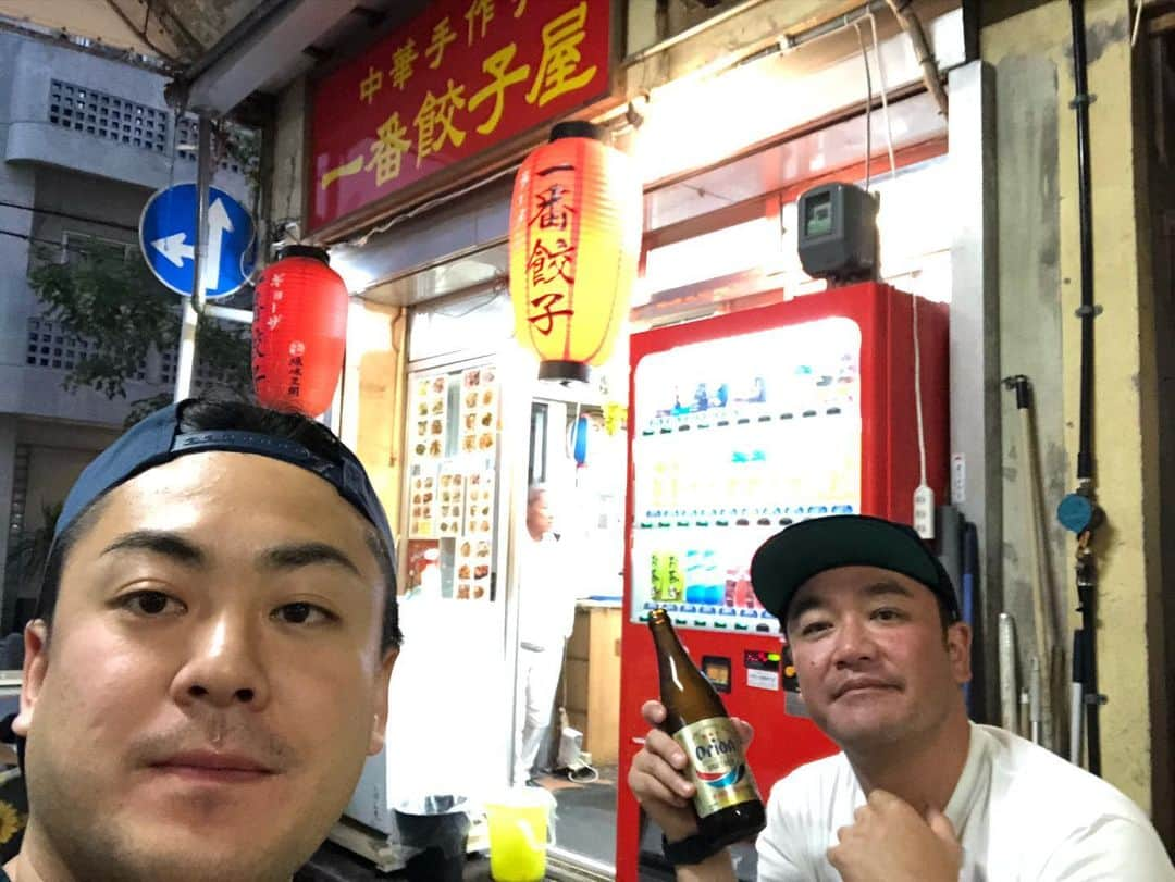 たむらけんじさんのインスタグラム写真 - (たむらけんじInstagram)「センベロ街。。。 ここの餃子絶品！！！ ただ、美味汁飛び出してくるから要注意やで！！ #たむけん #親指ぎゅー太郎 #沖縄」12月22日 18時23分 - tamuradojou