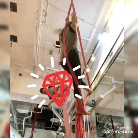 のインスタグラム：「‪昨晩は実家に泊まって帰ってきてエアリアルシルクのレッスンへ。‬ ‪なんだかダイヤモンドブログが不調で、日記が更新できません…。‬ ‪レッスンは懐かしいものシリーズ。‬ ‪思い出し出しやってましたー。‬ #aerialsilk #エアリアルシルク #空中族 #実家 #山梨 #富士山」
