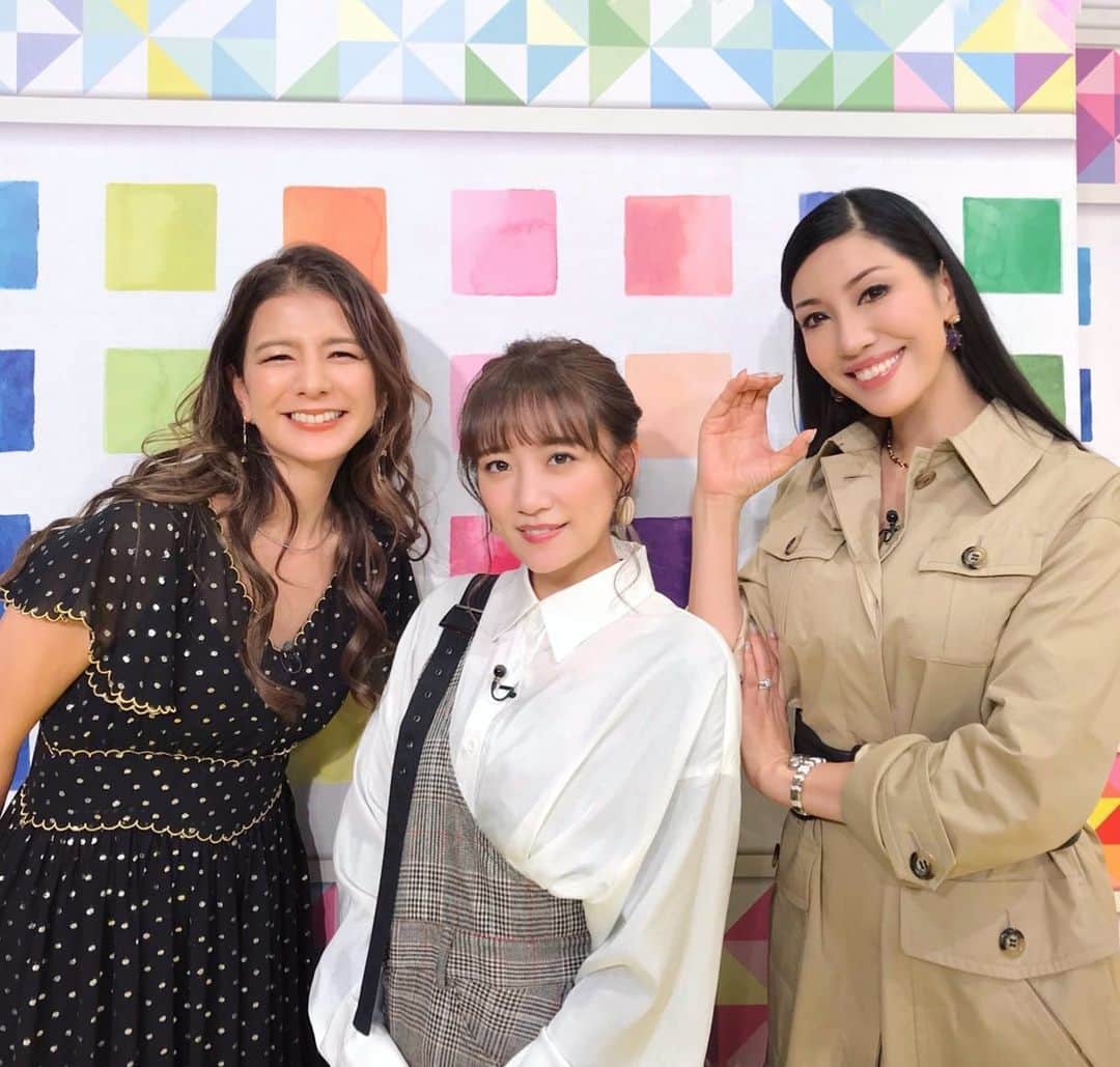 のインスタグラム：「令和元年最後の【日曜はカラフル】は、スザンヌちゃんをゲストに、とてもしっかり進行してくれて安心感の塊の、高橋みなみちゃんを進行ゲストにお迎えして、お届けしましたよ✨😊 。 皆様❣️来年も宜しくお願い致します😍‼️ 。 #新婚のたかみなちゃんは幸せそうで家庭をしっかり仕切っているのだそう☺️ #スザンヌちゃんは相変わらず優しい雰囲気でスタジオを明るく照らしてくれました✨ #スターウォーズの魅力をたっぷりと今回も安定の有村昆くんに伝えて頂きました！ #クリスさんのツッコミにいつも助けられています🎵 #来年は1月12日から放送です！ #明日はフジテレビのバイキングに出演です @sunday_colorful @suzanneeee1028  @taka37_chan @kon_arimura」