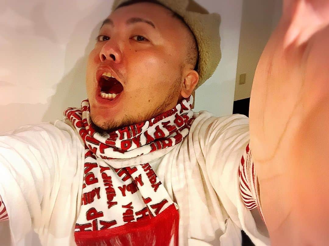 HIPPYのインスタグラム：「12/30 HIPPYワンマングッズが 手元にやって来たーー  あーー！可愛さが異常♡  マフラータオル BIG YELL YELLOW スウェット（2XLのみ） カーフレッシュナー BOO水（防水）ステッカー BOO災（防災）トートバッグ カレンダーも楽しみ  グッズの先行販売はこちら！ もちろんワンマン当日も販売するけど売り切れ必至っす http://hippy-web.com/news/20191129.shtml」