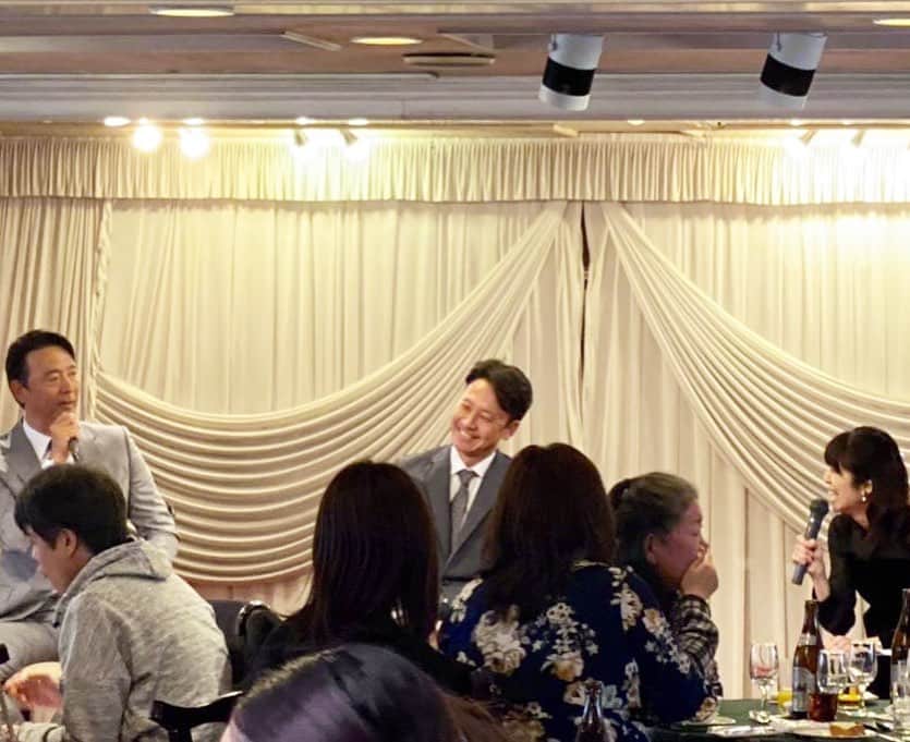 新保友映さんのインスタグラム写真 - (新保友映Instagram)「今日は、伊藤智仁さんと二岡智宏さんとの、東京湾ランチクルーズ「高速スライダー号」のトークイベントMCをさせて頂きました🎤🛳 たくさん盛り上げて下さる温かいお客様と共に、伊藤さんと二岡さんの貴重なお話が伺えて、たくさん笑って、とてもとても楽しい時間でした！ いろんな裏話、最高でした😍  ご参加下さった皆さん、本当にありがとうございました😆  今年もたくさん野球や、野球に関するイベントに関わることができ、心から感謝です⚾️ #伊藤智仁 さん  #二岡智宏 さん  #ともの会 #高速スライダー号 #高速スライダー #ともチョコ 🍫 #スタッフさん楽しくなって作りすぎたともチョコ 🤣 #富山GRNサンダーバーズ #監督 #スワローズ #ヤクルト #楽天 #巨人 #日本ハム #野球 #baseball  #東京湾 #東京湾ランチクルーズ #クルーズ #クルージング #豪華ランチ 🍽 #MC」12月22日 18時35分 - tomoemoe0520