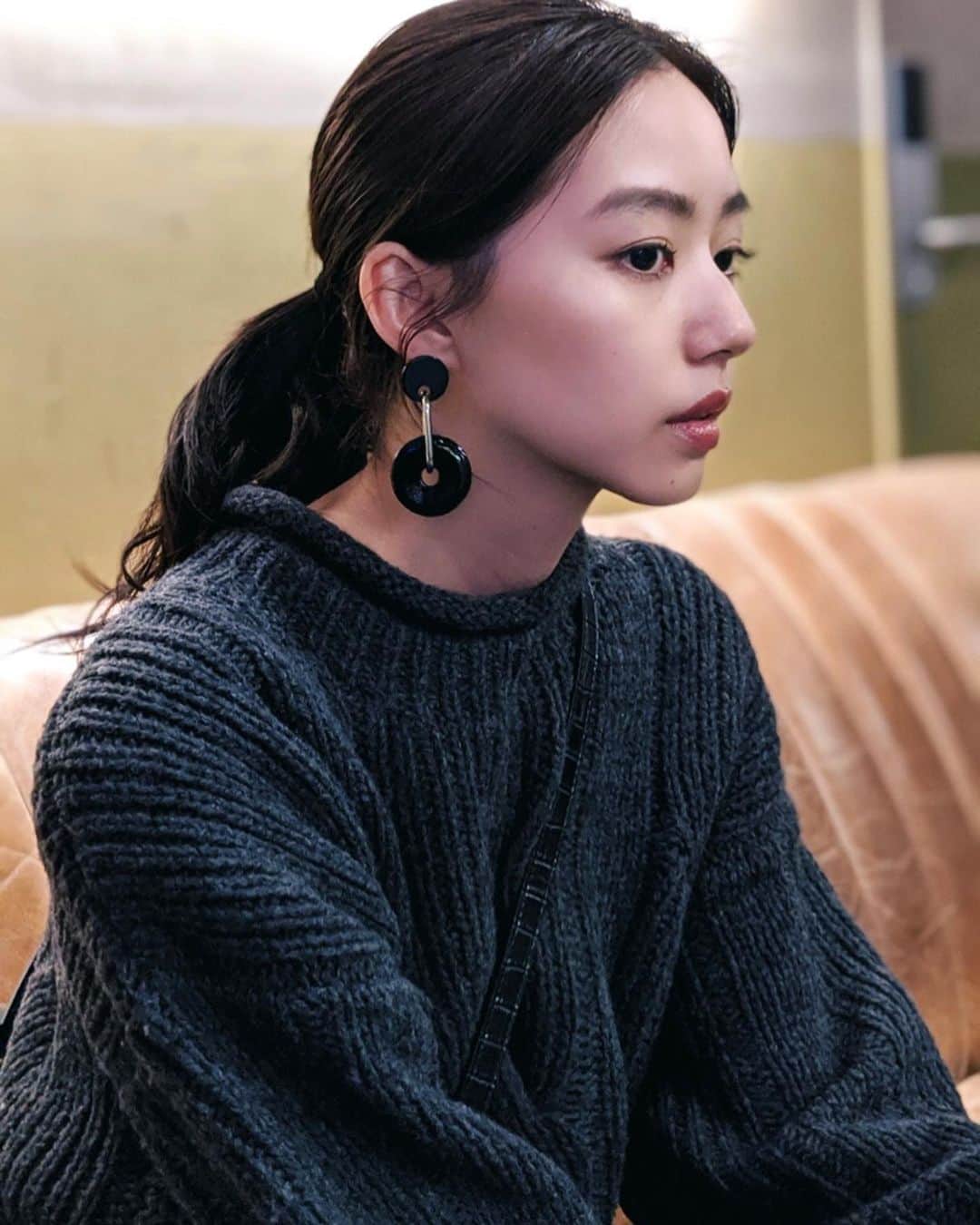 Shiho Sasakiのインスタグラム：「たまにはこういう存在感あるピアスも🙆‍♀️ モノトーンで落ち着いた雰囲気だから、大ぶりでも子供ぽくならない💎 ゆらゆら揺れる感じも可愛い❤️ #MOUSSY#MOUSSYSNAP#pixelで撮影#team_pixel#baroque_pixel」
