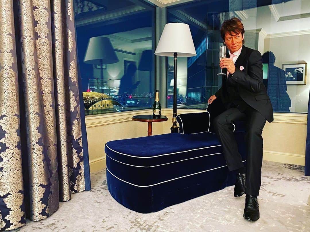 マイケル富岡のインスタグラム：「乾杯…いかが？素敵な夜景&ラブリーなソファーと冷えたシャンパン…♡ #ritzcarlton #suite #マイケル富岡 #俳優 #タレント #love #christmas #fashion #mode #izapinkchristmas2019 ##merrychristmas #family #actor #actorslife #party #charity #絆」