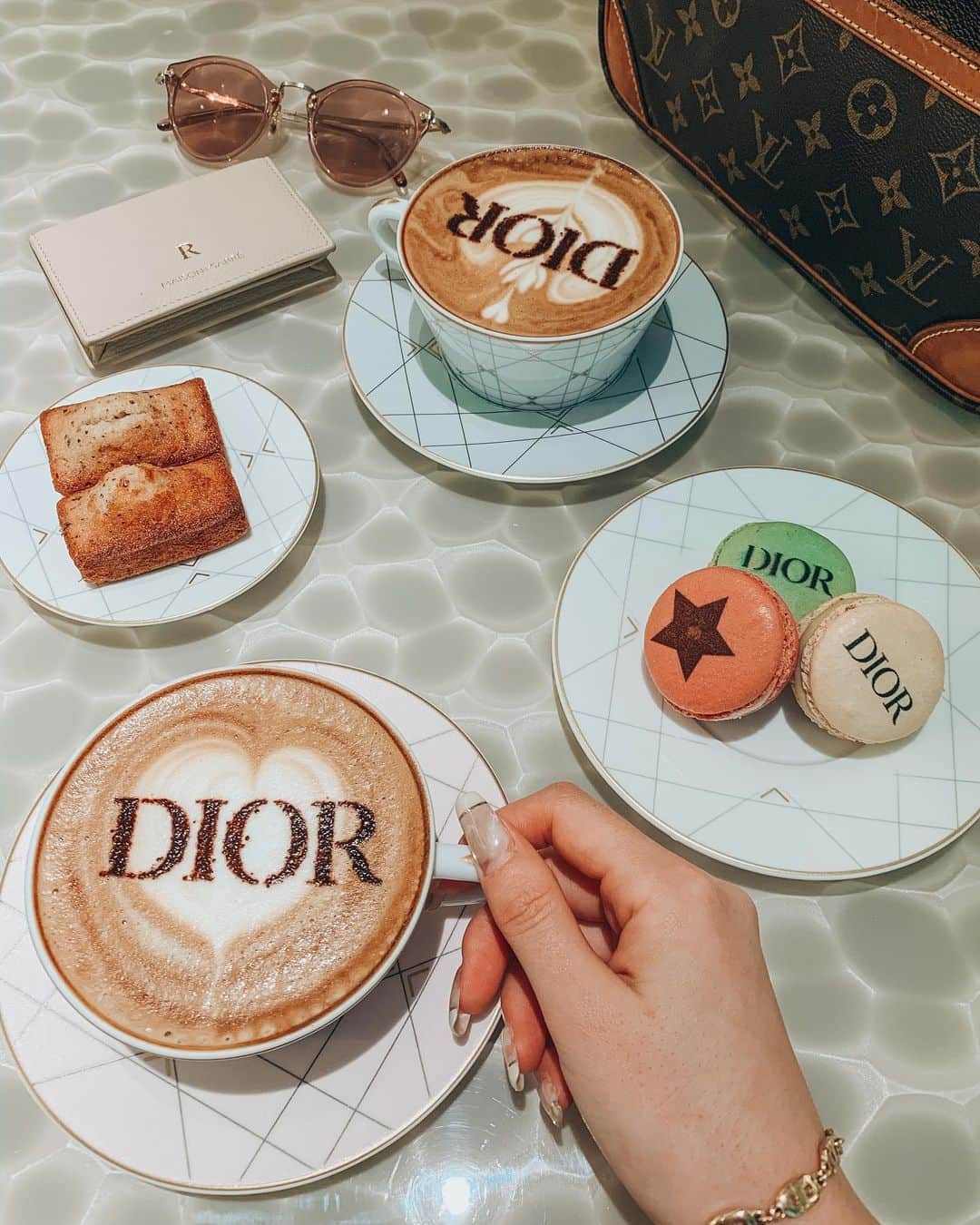 RUI ONUMAさんのインスタグラム写真 - (RUI ONUMAInstagram)「ㅤㅤㅤㅤㅤㅤㅤㅤㅤㅤㅤㅤㅤ Dior Cafe☕️♡ ㅤㅤㅤㅤㅤㅤㅤㅤㅤㅤㅤㅤㅤ Diorのロゴ入りのラテと めちゃめちゃ可愛い🥰 ㅤㅤㅤㅤㅤㅤㅤㅤㅤㅤㅤㅤㅤ たまには日本のカフェ巡りも 楽しい〜笑 ㅤㅤㅤㅤㅤㅤㅤㅤㅤㅤㅤㅤㅤ ――――――――――――― ㅤㅤㅤㅤㅤㅤㅤㅤㅤㅤㅤㅤㅤ ㅤㅤㅤㅤㅤㅤㅤㅤㅤㅤㅤㅤㅤ 🗺 #tokyo #東京 #ginza #銀座 ㅤㅤㅤㅤㅤㅤㅤㅤㅤㅤㅤㅤㅤ 📍 #diorcafeginza  #diorcafe #cafediorbypierreherme  ㅤㅤㅤㅤㅤㅤㅤㅤㅤㅤㅤㅤㅤ ―――――――――――――」12月22日 18時44分 - onumaaan