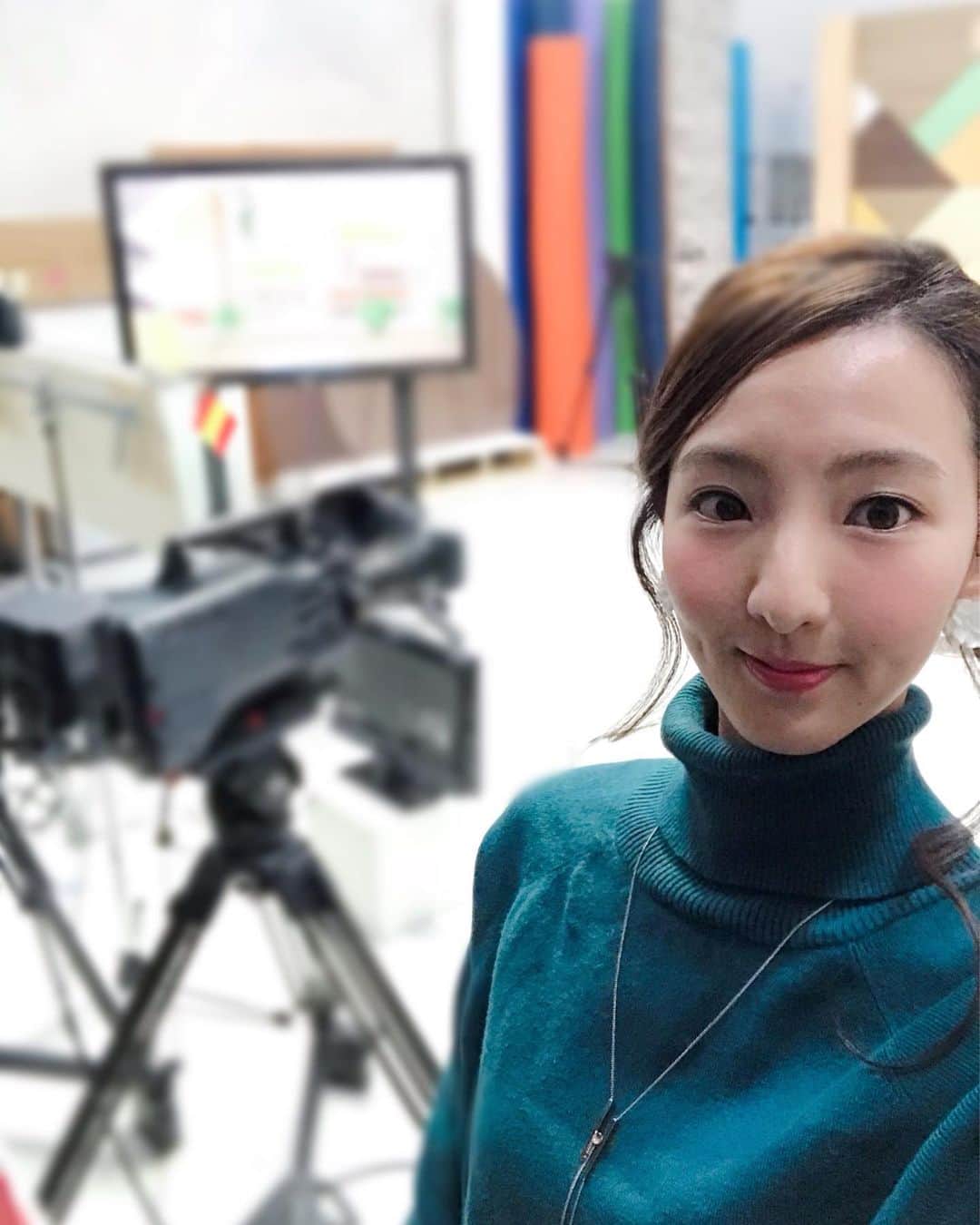 北川莉子のインスタグラム：「👩🎥 . 今年の7月から担当させて頂いている Panasonic SATニュース 📺✨ 今年最後の放送が無事終了しました！ . 生放送の現場は毎回緊張しますが、 周りの方々に温かく支えて頂き 楽しくやらせて頂いています☺️🎶 . #今年1年ありがとうございました 🙇‍♀️ #来年もよろしくお願い致します 💓 . #Panasonic#パナソニック #SATニュース#キャスター #ライフソリューションズ社  #北川莉子」