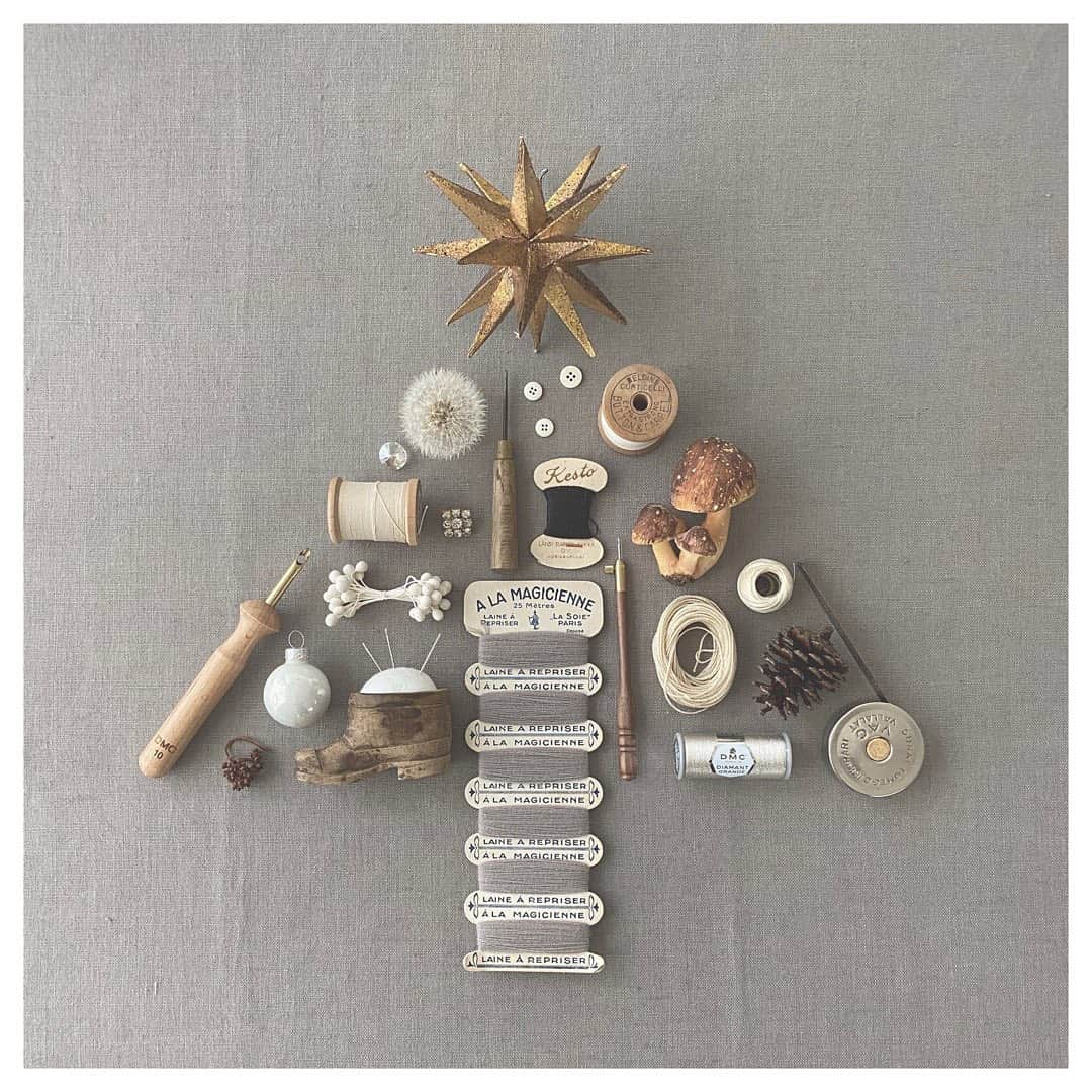 樋口愉美子さんのインスタグラム写真 - (樋口愉美子Instagram)「. Sewing Tools Christmas Tree🎄 今年も道具たちを並べたクリスマスツリー . . #christmastree #christmastrees #christmas#happyholidays #christmastime#christmasmood #antique #vintage#brocante #rustic #MerryChristmas #メリークリスマス #クリスマス #クリスマスツリー #裁縫道具 #手芸道具 #sewingtools」12月22日 19時00分 - yumikohiguchi