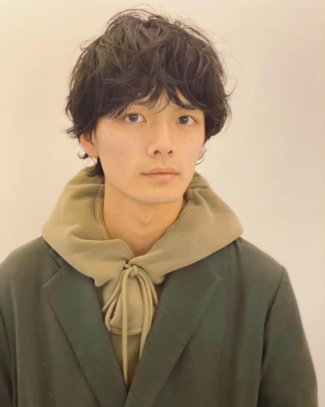 長坂 睦生のインスタグラム：「【 #Fashion_mut / #hair 】 切り納めて参りました。 ゆうじさん最高にありがとうございます！ 重すぎず柔らかさのあるスタイルが冬っぽくて気分♪」