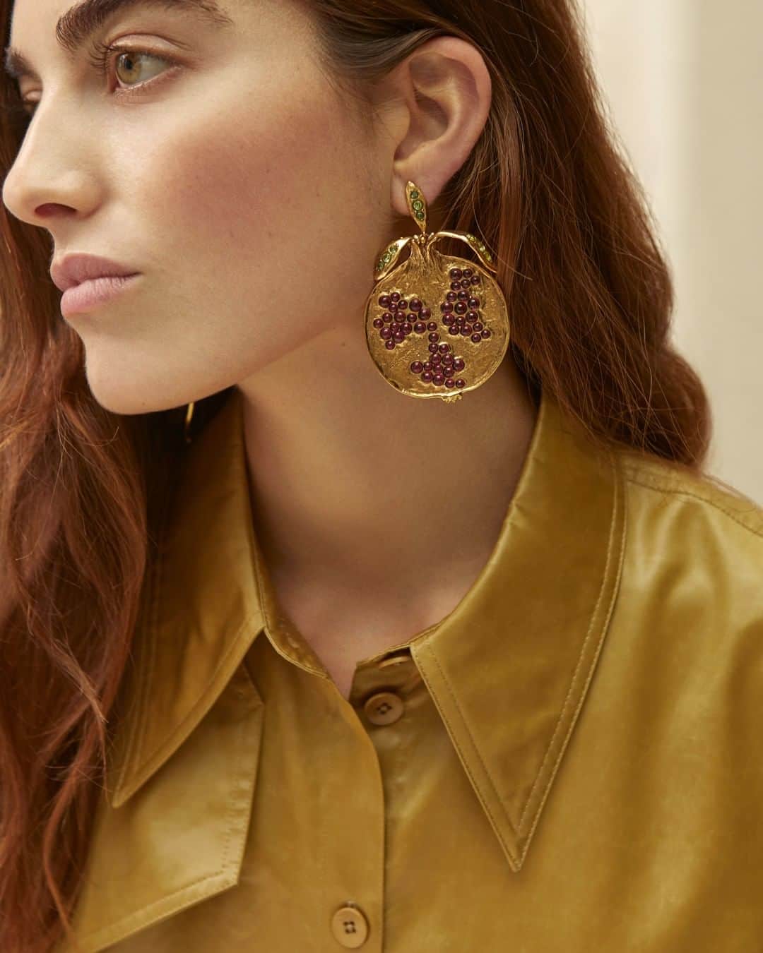 グーセンス パリのインスタグラム：「Goossens X Harumi Klossowska de Rola pomagranate earrings. . . . #Goossens #pomegranate #earrings #yellow #gold #garnet @harumiklossowskaderola @claratlan」