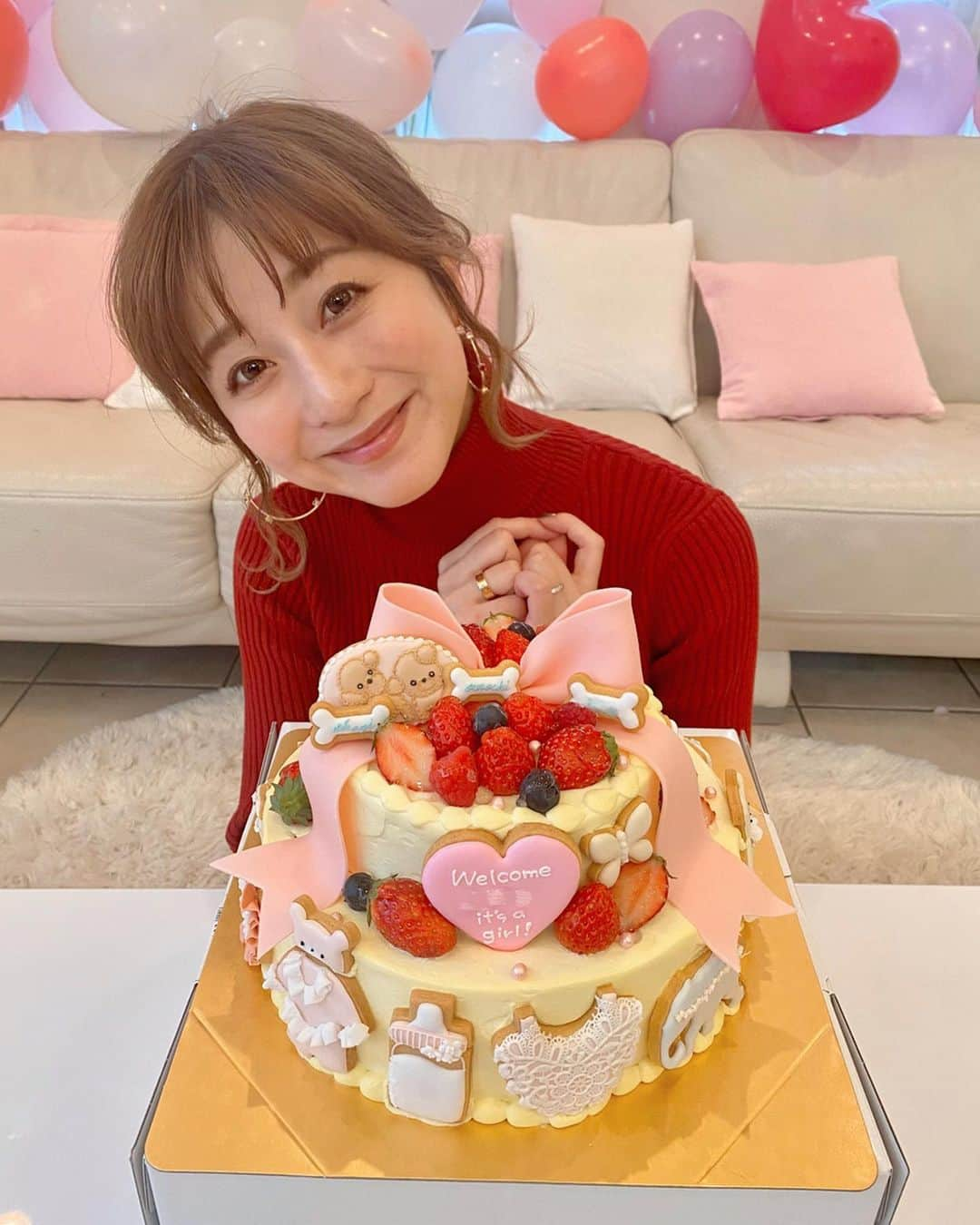 水野佐彩さんのインスタグラム写真 - (水野佐彩Instagram)「・ surprise🤰🏼🍼💗🤍🎄👶🏻💕💕 家族がみんな集まってくれて ベビーシャワーをしてくれました❤️ 愛が詰まりすぎてきて 私も娘も本当に幸せ者です。 ママの手作りのアイシングクッキーケーキ🎂 おもちもおはぎもいるよ🐶💕 本っっっ当にありがとう。 お部屋の飾り付けも可愛すぎたし お手紙やプレゼントも嬉しくて。 離乳食当てゲームも面白かった🍼🤍 この家に生まれてこれて 私は幸せ🥺 娘が大人になったときにもそう思ってもらえるように 次は私が頑張る番だなあ🤱🏼 ・ ・ さて。 いよいよ本当に終盤のマタニティライフ🤰🏼 絶対風邪ひかないぞー❣️ #ベビーシャワー #babyshower #itsagirl #🤰🏼#🍼」12月22日 19時05分 - saaya_mizuno