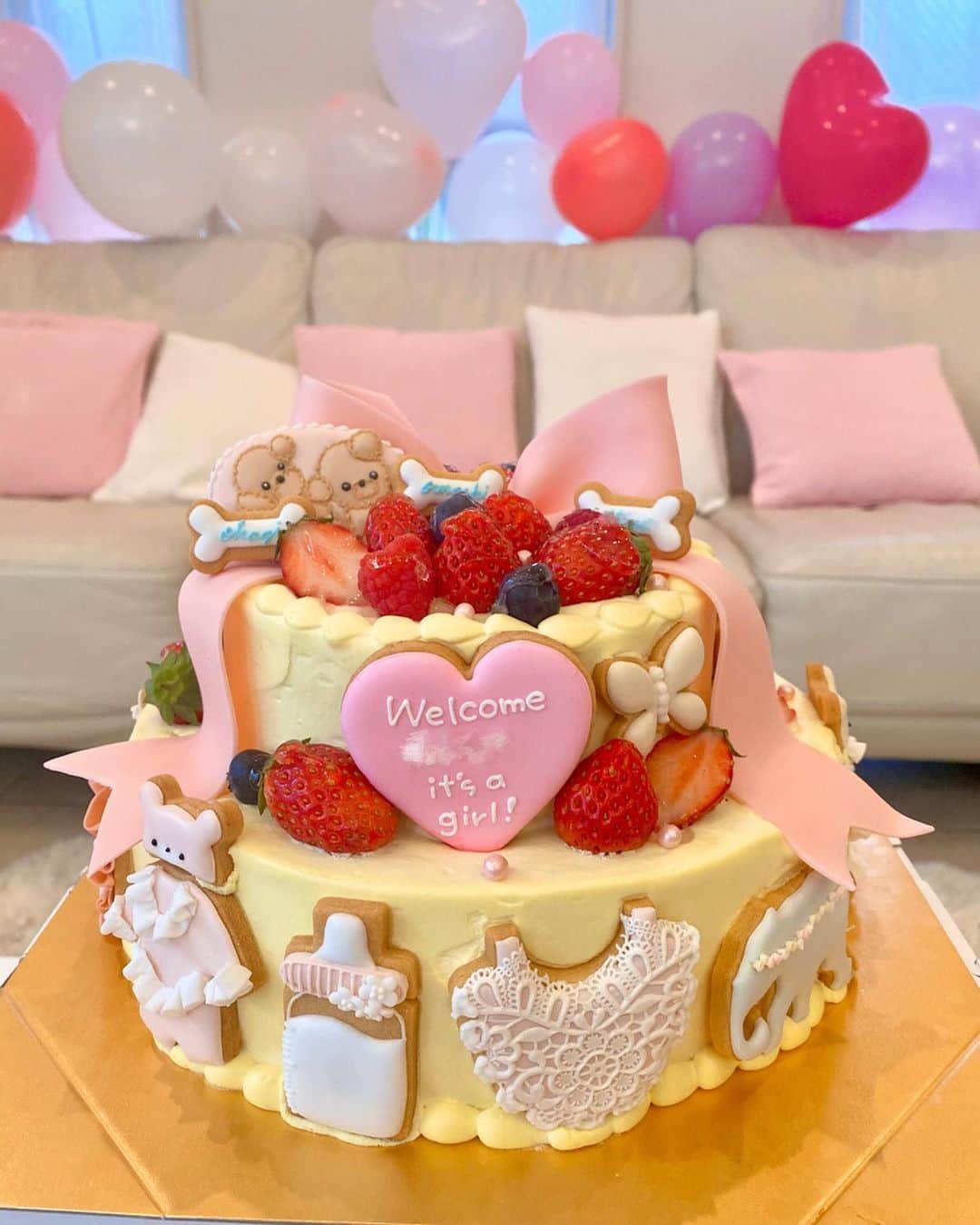 のインスタグラム：「・ surprise🤰🏼🍼💗🤍🎄👶🏻💕💕 家族がみんな集まってくれて ベビーシャワーをしてくれました❤️ 愛が詰まりすぎてきて 私も娘も本当に幸せ者です。 ママの手作りのアイシングクッキーケーキ🎂 おもちもおはぎもいるよ🐶💕 本っっっ当にありがとう。 お部屋の飾り付けも可愛すぎたし お手紙やプレゼントも嬉しくて。 離乳食当てゲームも面白かった🍼🤍 この家に生まれてこれて 私は幸せ🥺 娘が大人になったときにもそう思ってもらえるように 次は私が頑張る番だなあ🤱🏼 ・ ・ さて。 いよいよ本当に終盤のマタニティライフ🤰🏼 絶対風邪ひかないぞー❣️ #ベビーシャワー #babyshower #itsagirl #🤰🏼#🍼」