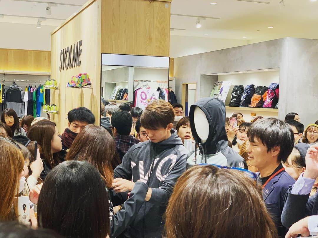 福田秀平のインスタグラム：「今日はいつもトレーニングや普段着で着させてもらってるSVOLMEさんのマークイズ福岡ももち店で1日店長をさせていただきました！ 短い時間でしたが、たくさんの方にお越しいただき、ありがとうございました^_^ 年内のイベントは今日で終了。 また自主トレに励みます！ #SVOLME #福田秀平」